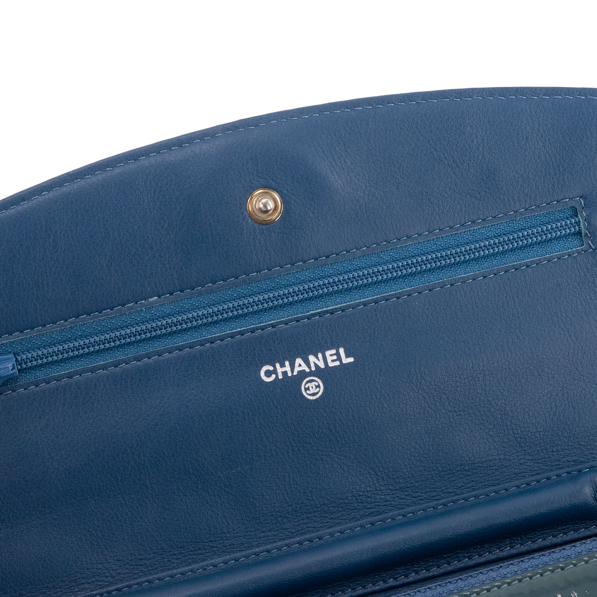 CHANEL - Sac à bandoulière Wallet On Chain Chanel en cuir kaki verni