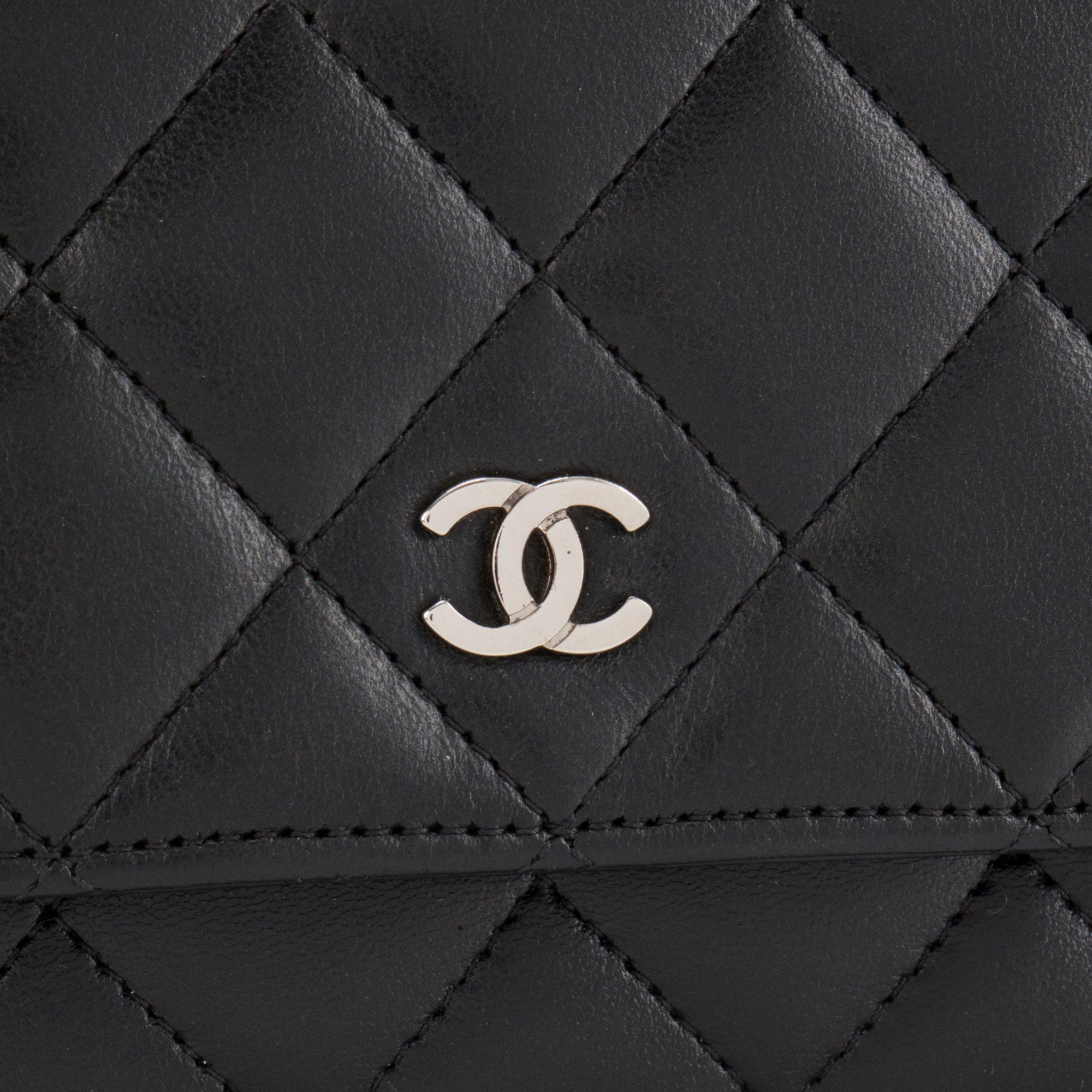 CHANEL - Sac à bandoulière Wallet on Chain Chanel en cuir lisse noir
