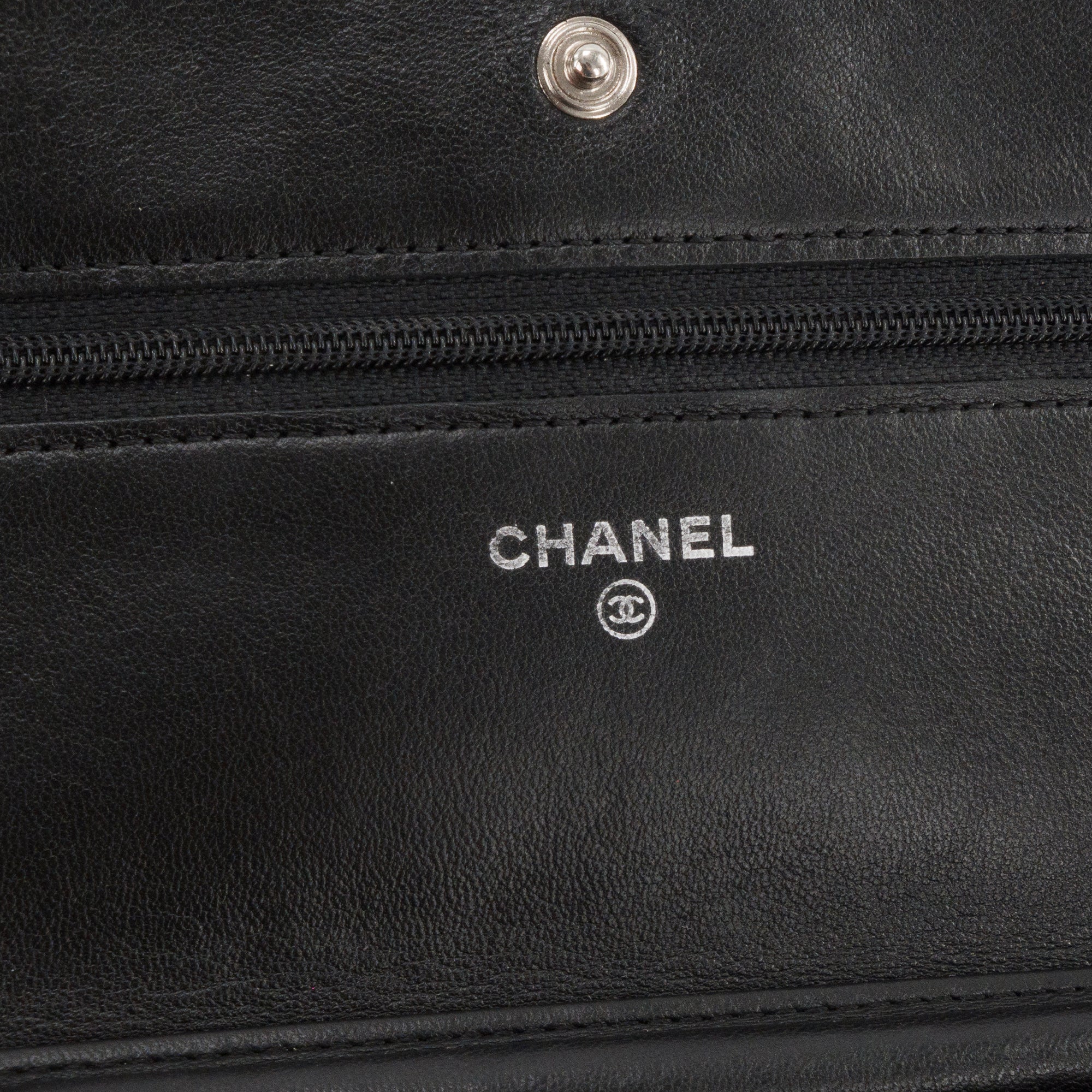 CHANEL - Sac à bandoulière Wallet on Chain Chanel en cuir lisse noir