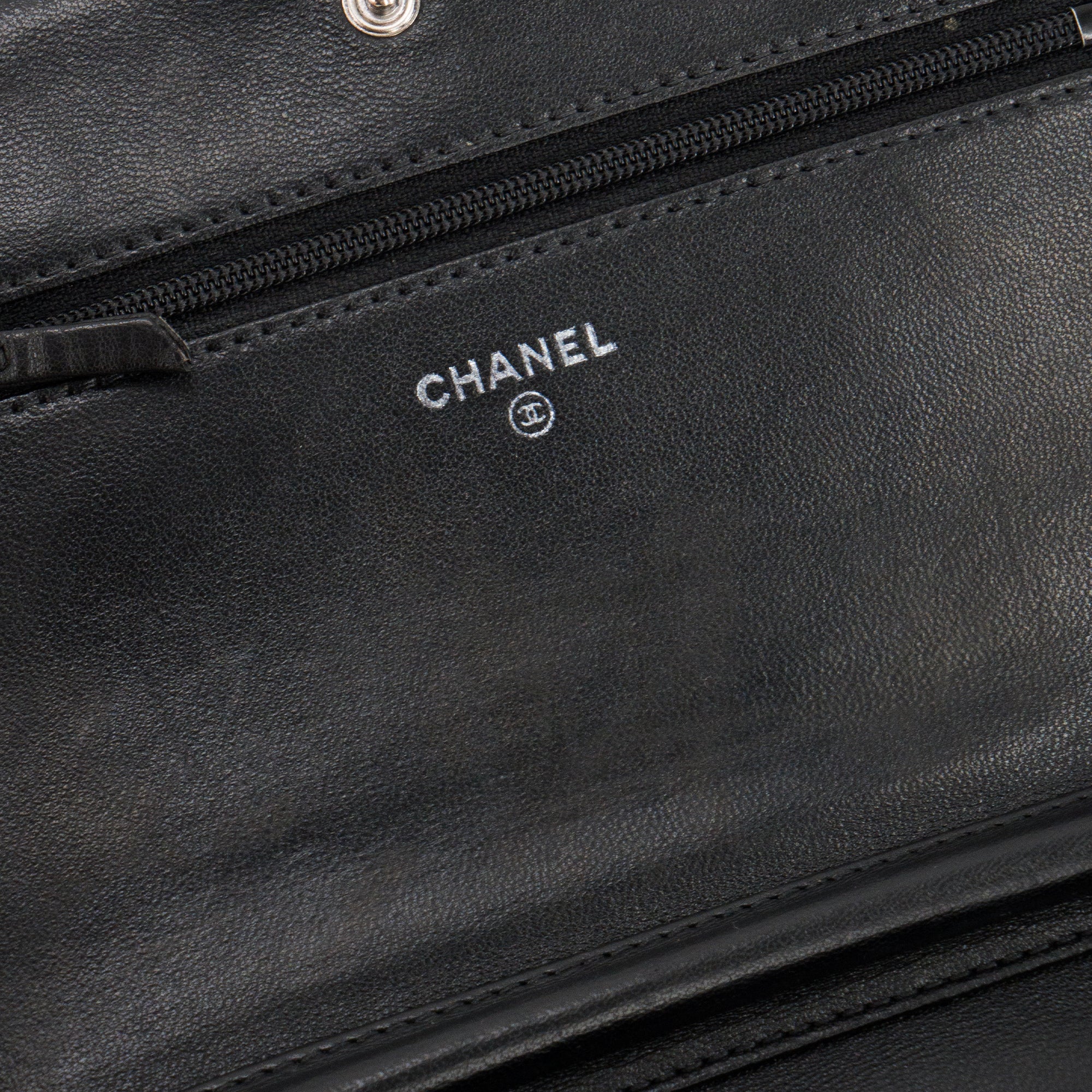 CHANEL - Sac à bandoulière Wallet on Chain Chanel en cuir lisse noir