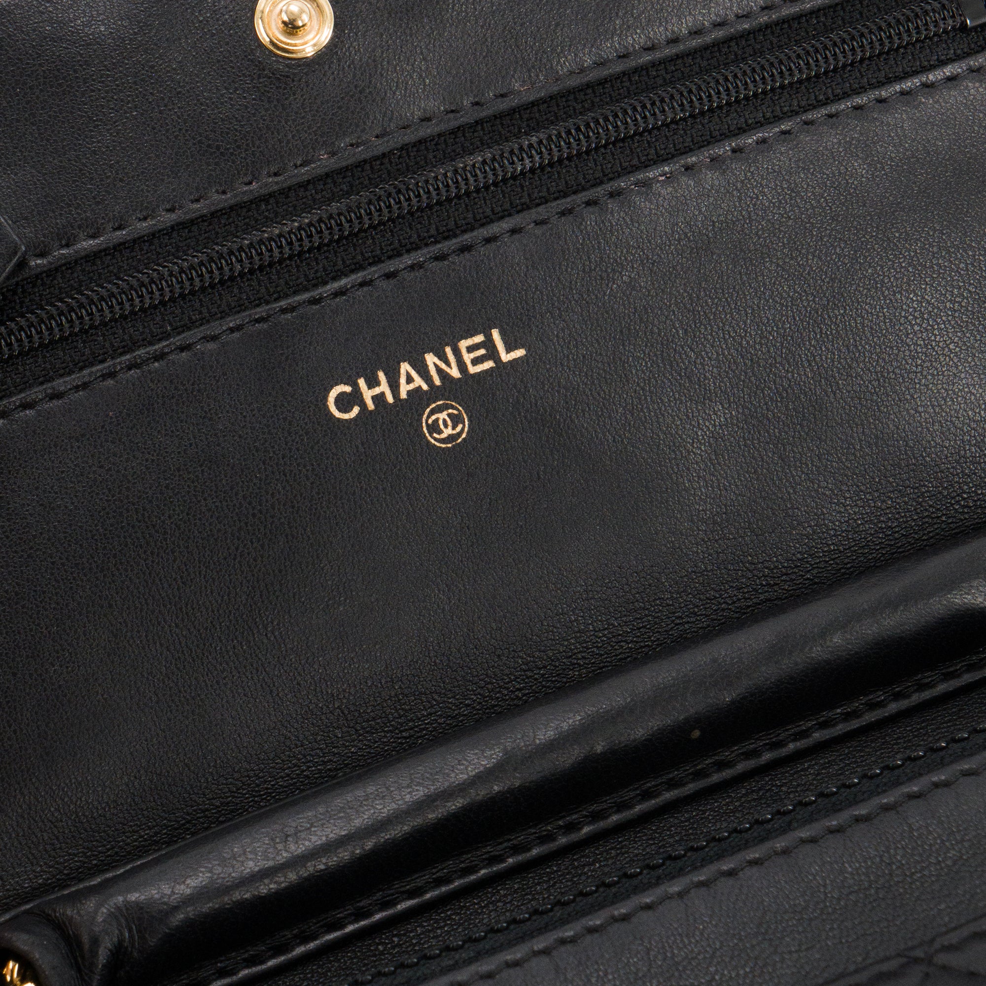 CHANEL - Sac à bandoulière Wallet on Chain Chanel en cuir lisse noir