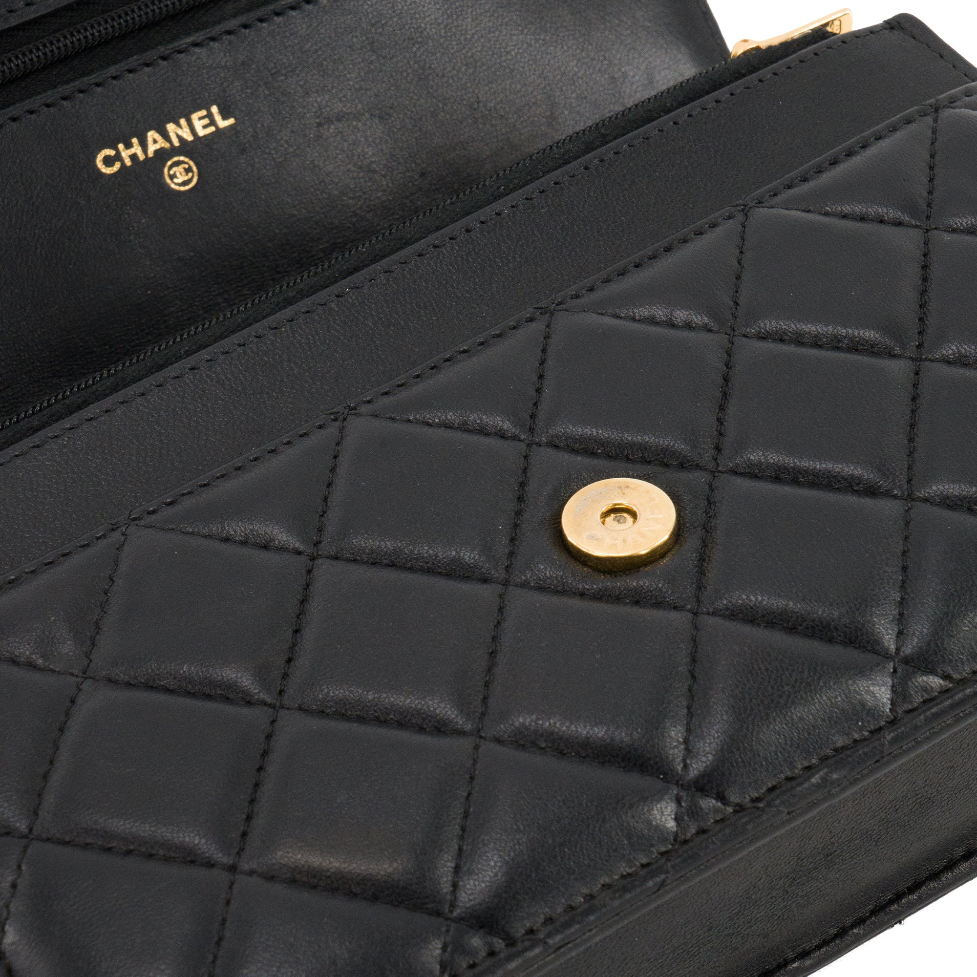CHANEL - Sac à bandoulière Wallet on Chain Chanel en cuir lisse noir