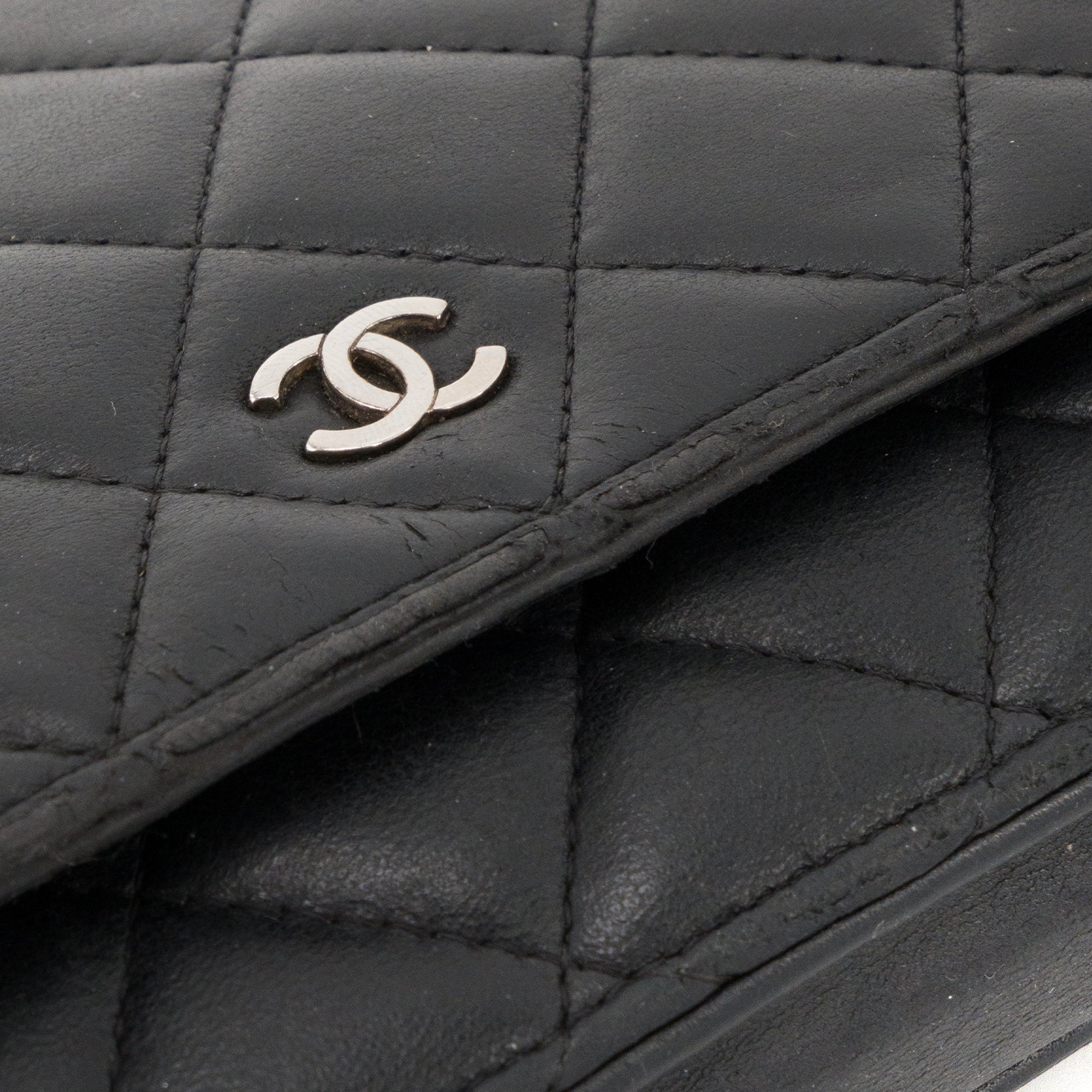 CHANEL - Sac à bandoulière Wallet on chain Chanel en cuir lisse noir