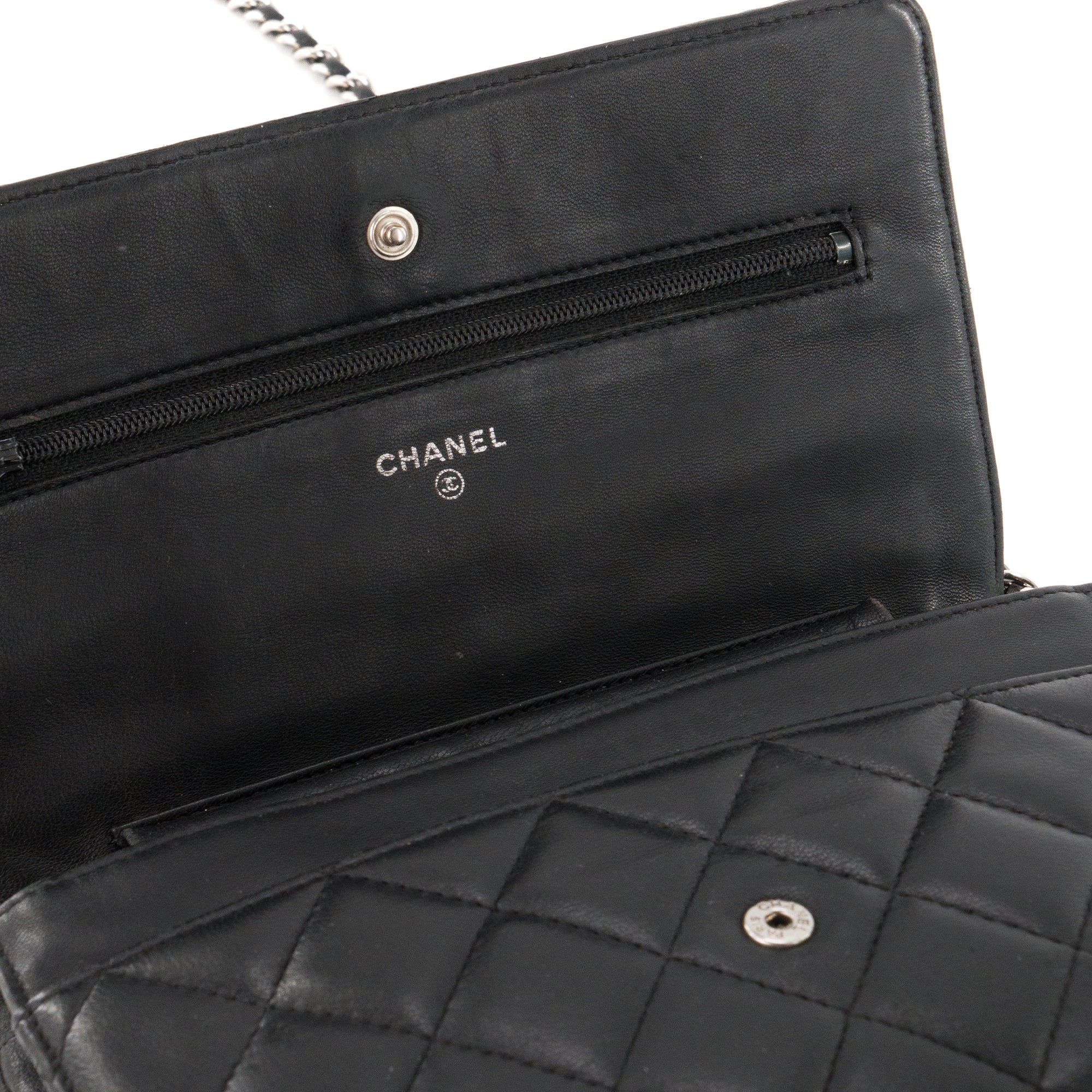 CHANEL - Sac à bandoulière Wallet on chain Chanel en cuir lisse noir