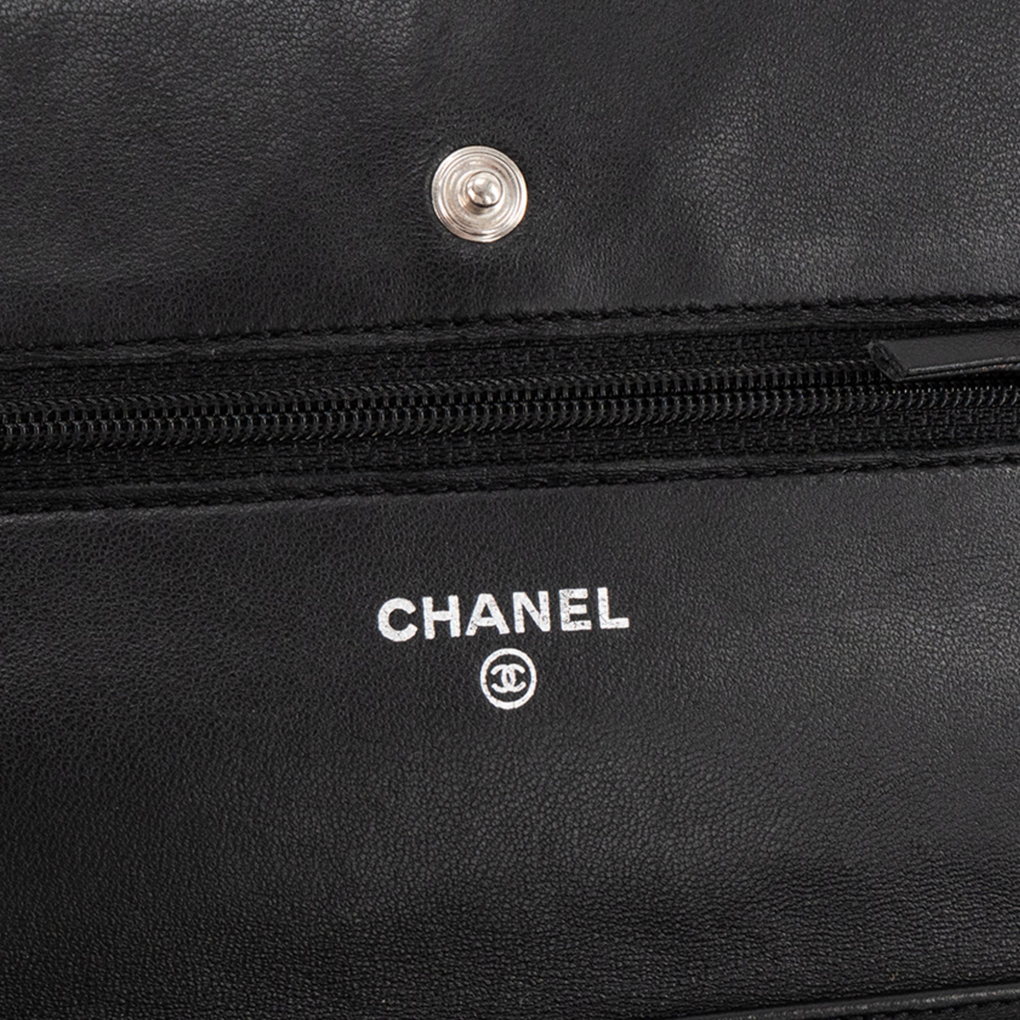 CHANEL - Sac à bandoulière Wallet on Chain Chanel en cuir lisse noir