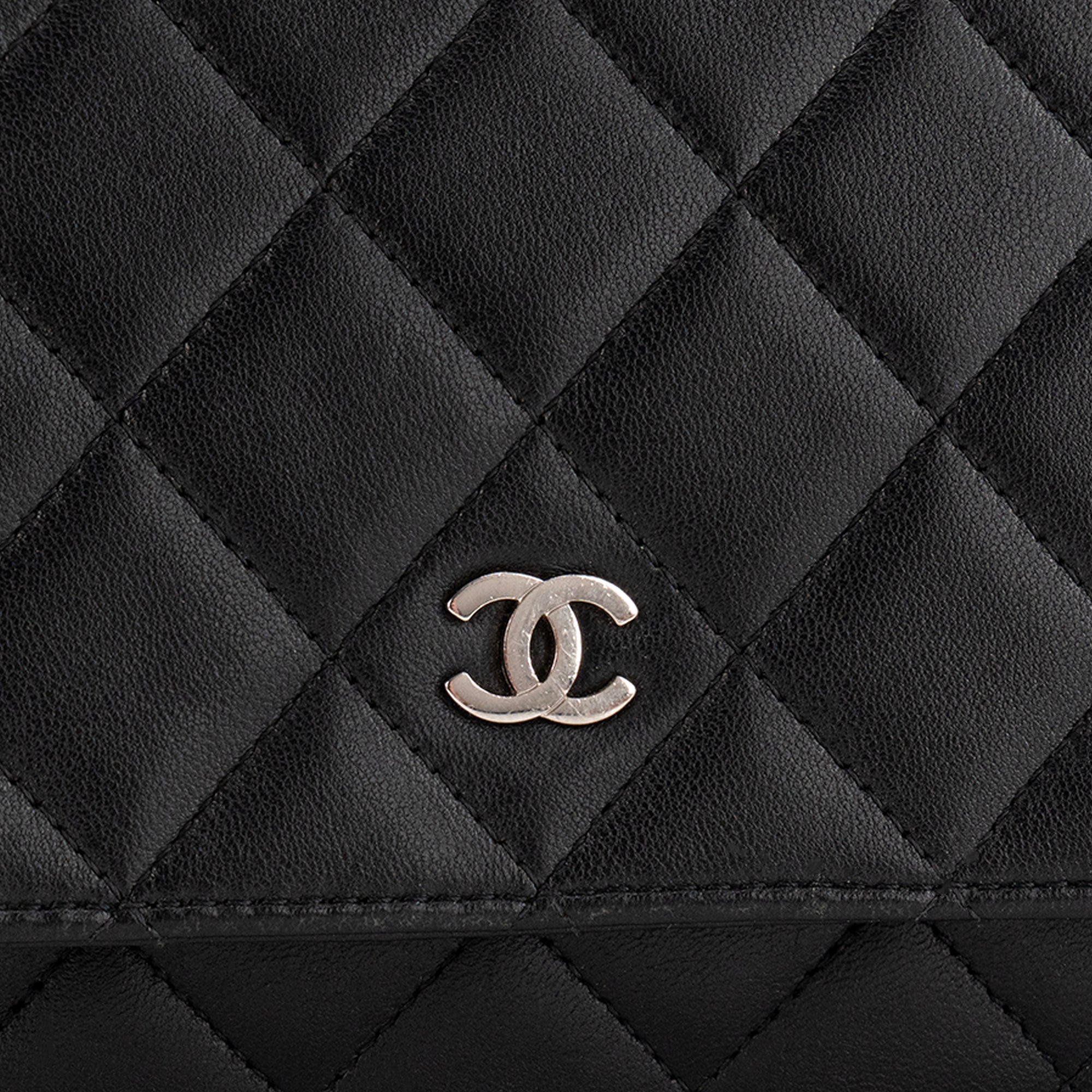 CHANEL - Sac à bandoulière Wallet on Chain Chanel en cuir lisse noir