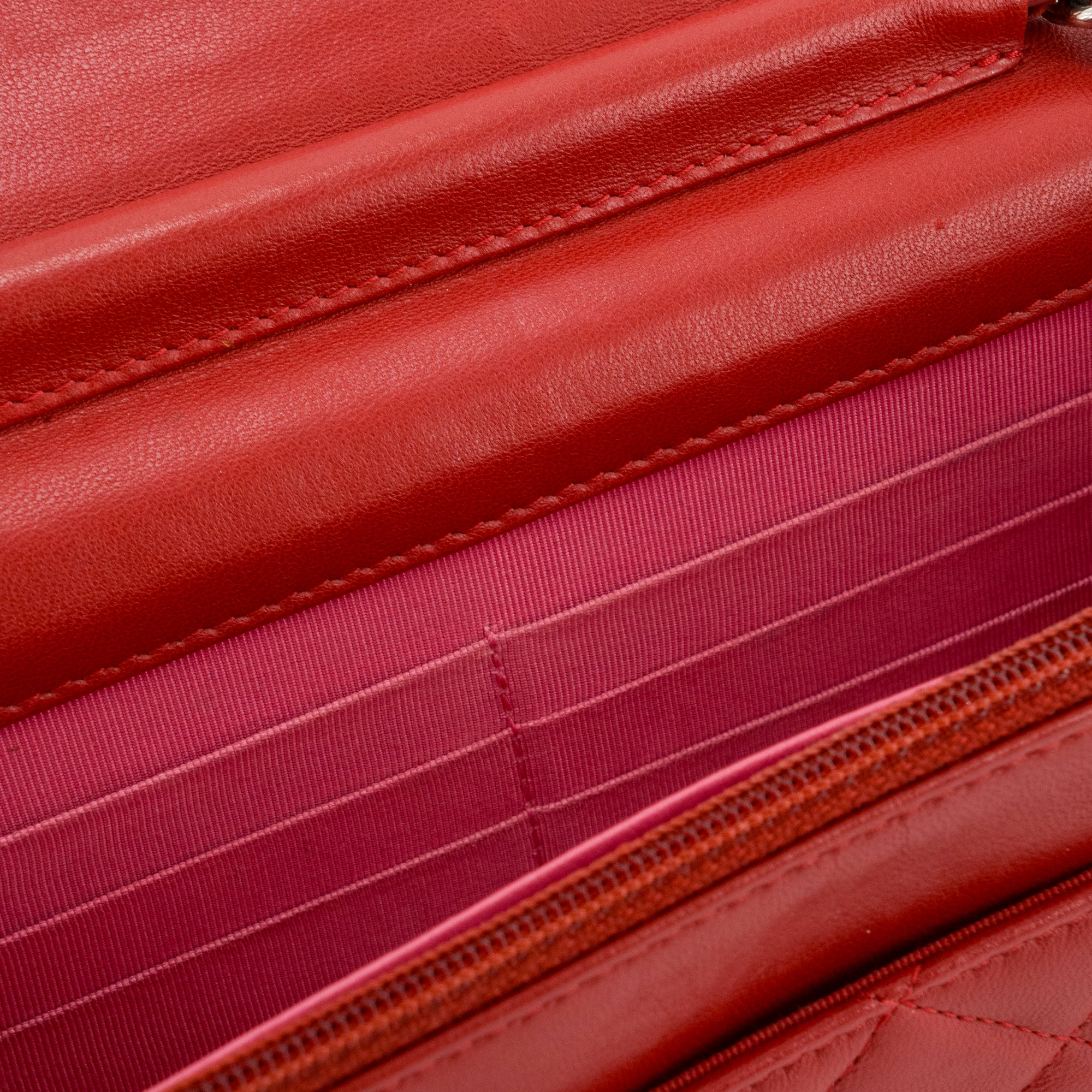 CHANEL - Sac à bandoulière Wallet on Chain Chanel en cuir lisse rouge