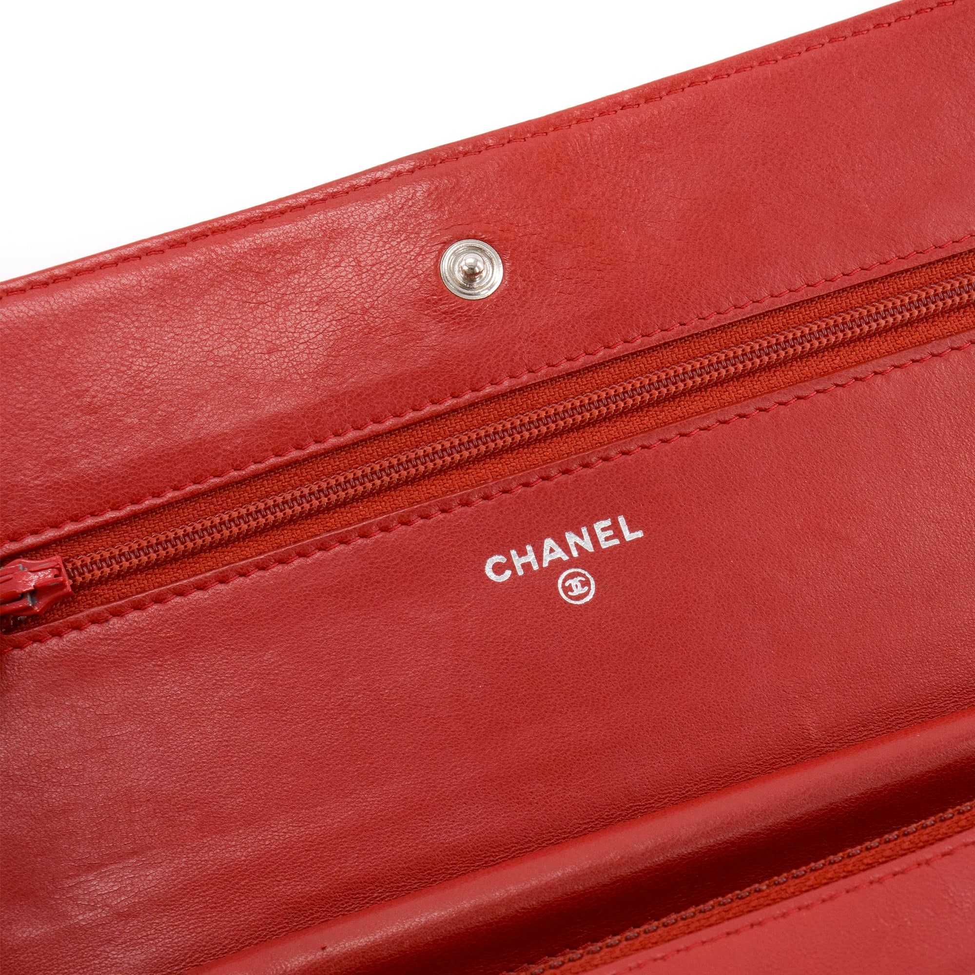 CHANEL - Sac à bandoulière Wallet on Chain Chanel en cuir lisse rouge