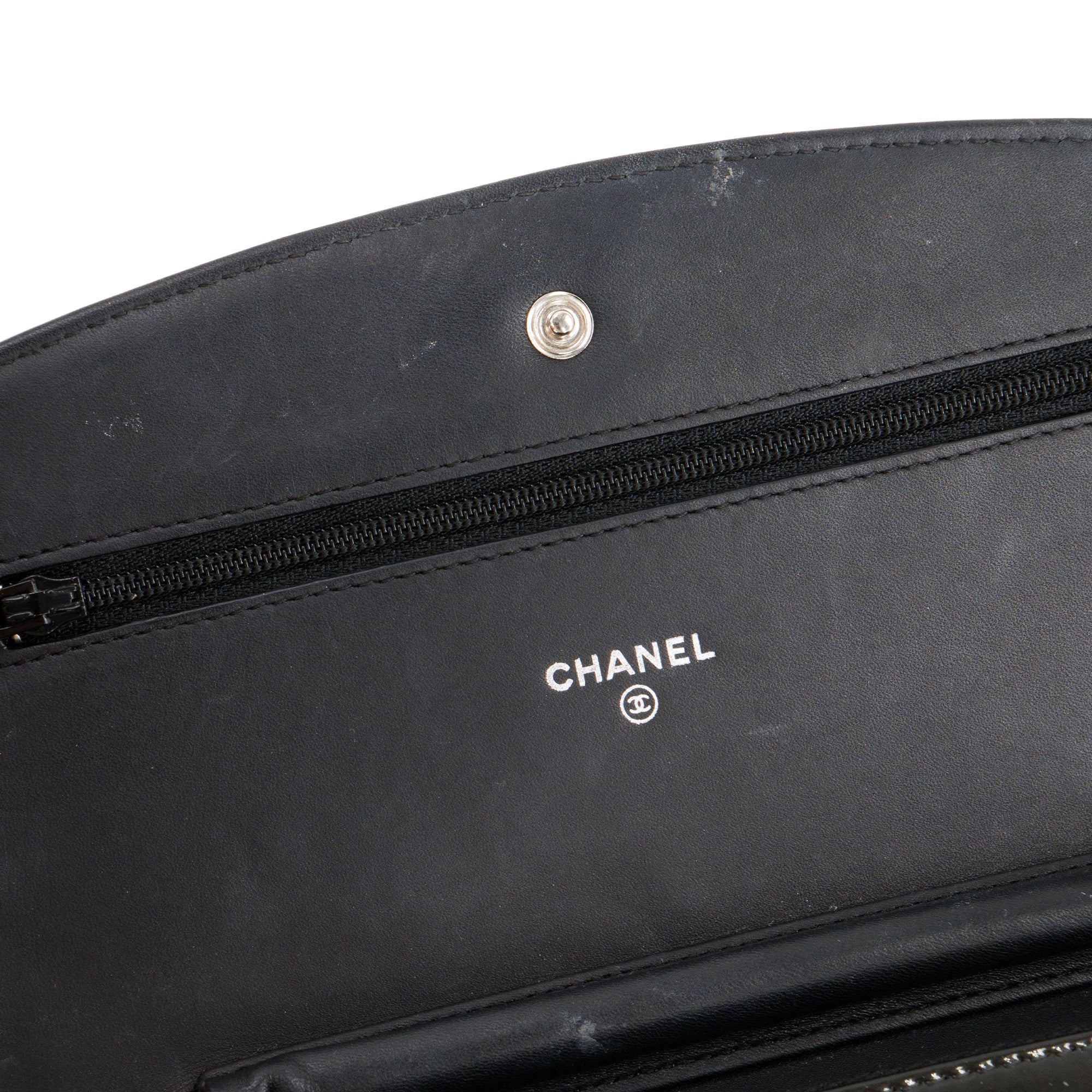 CHANEL - Sac à bandoulière Wallet On Chain Chanel en cuir noir verni