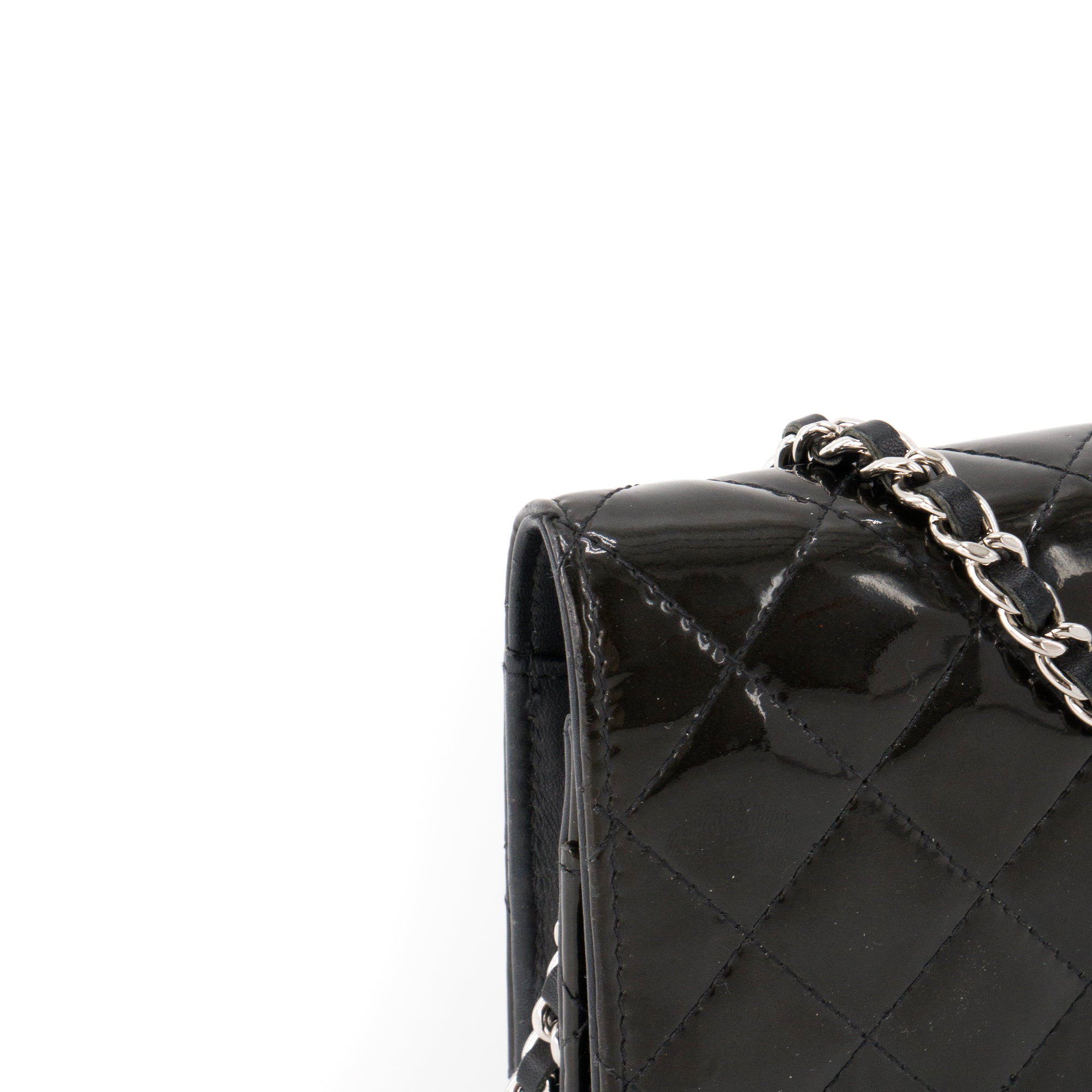 CHANEL - Sac à bandoulière Wallet On Chain Chanel en cuir noir verni