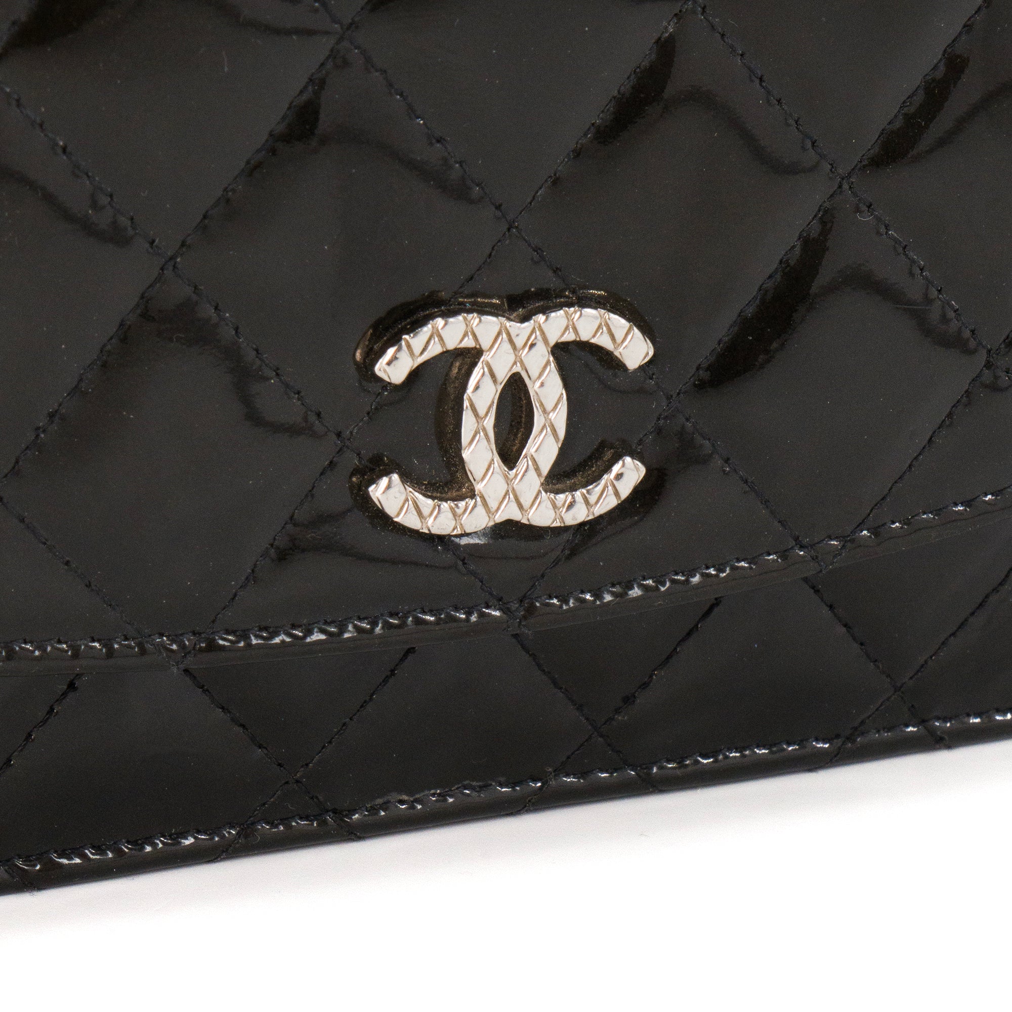CHANEL - Sac à bandoulière Wallet On Chain Chanel en cuir noir verni