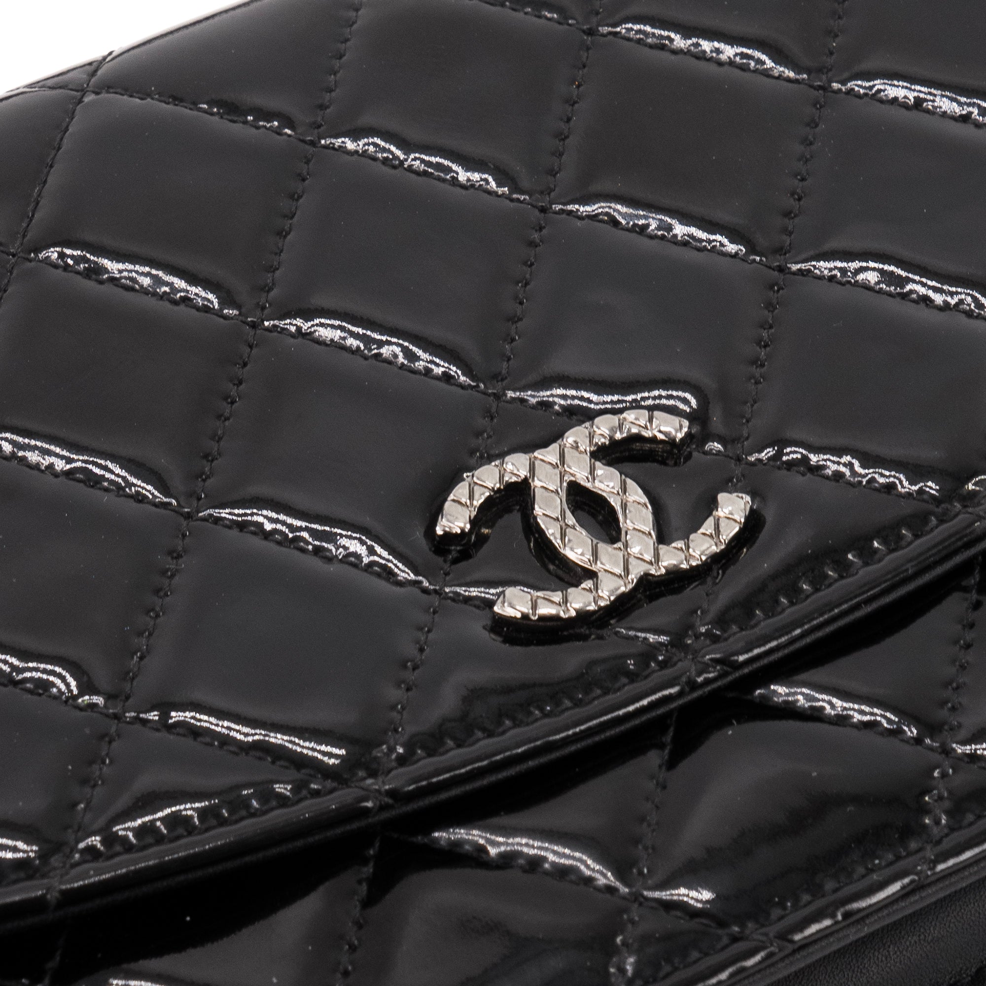 CHANEL - Sac à bandoulière Wallet On Chain Chanel en cuir noir verni