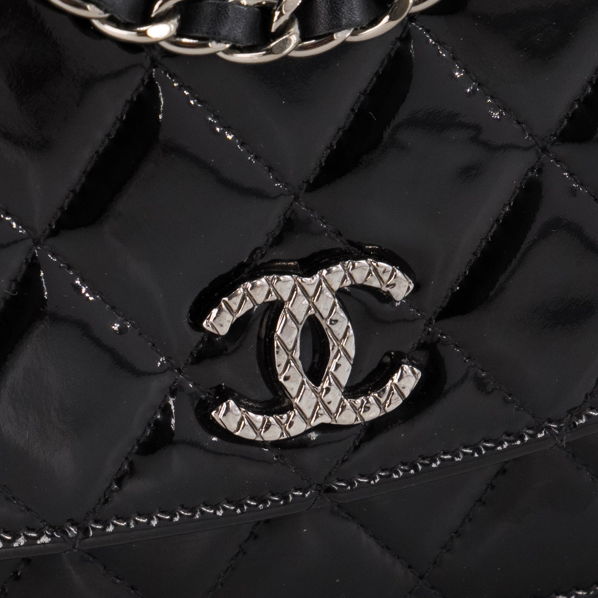 CHANEL - Sac à bandoulière Wallet On Chain Chanel en cuir noir verni
