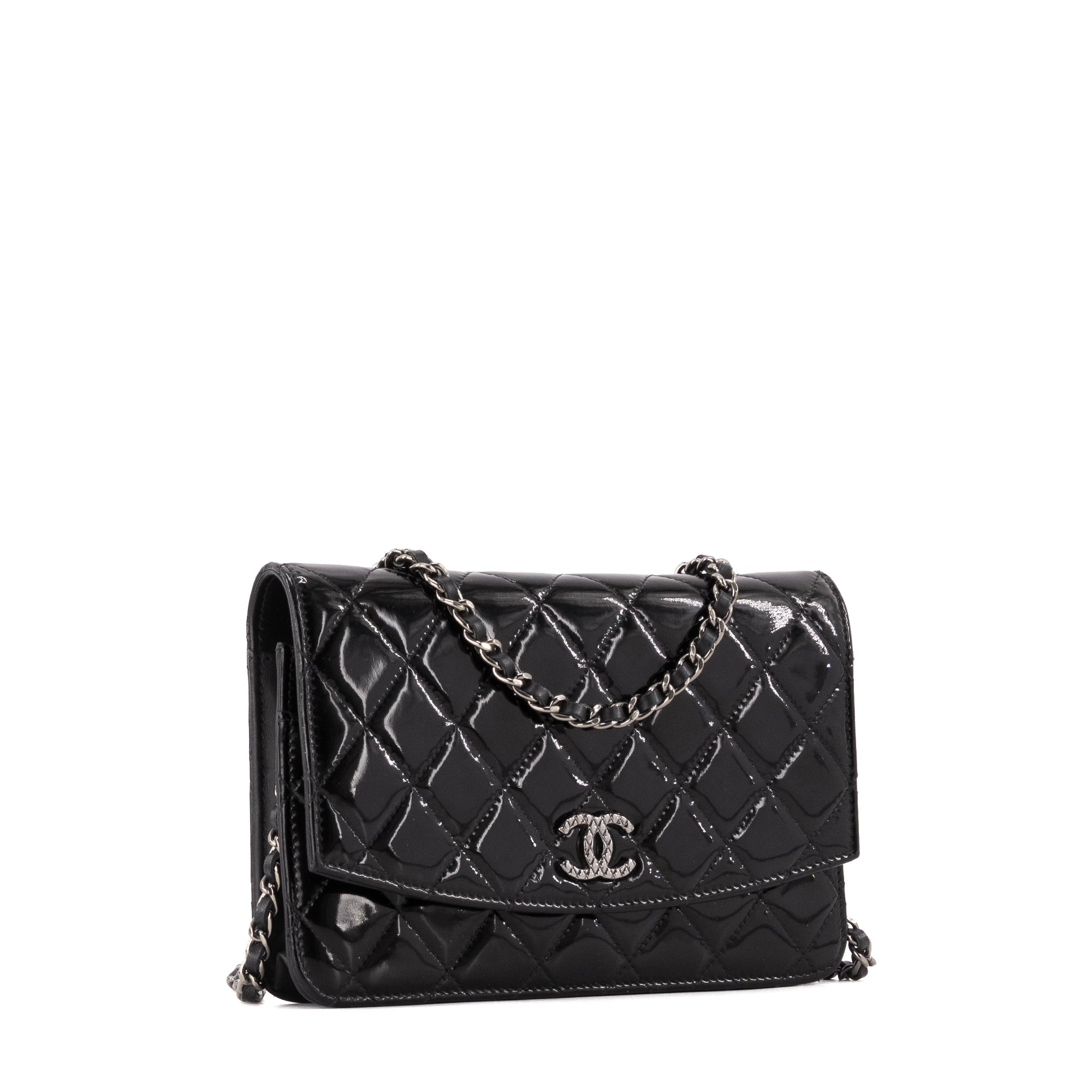 CHANEL - Sac à bandoulière Wallet On Chain Chanel en cuir noir verni