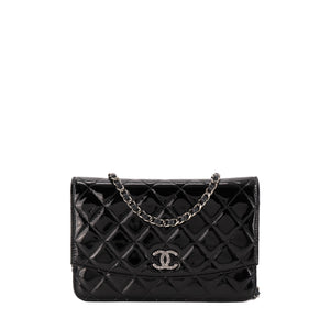 CHANEL - Sac à bandoulière Wallet On Chain Chanel en cuir noir verni