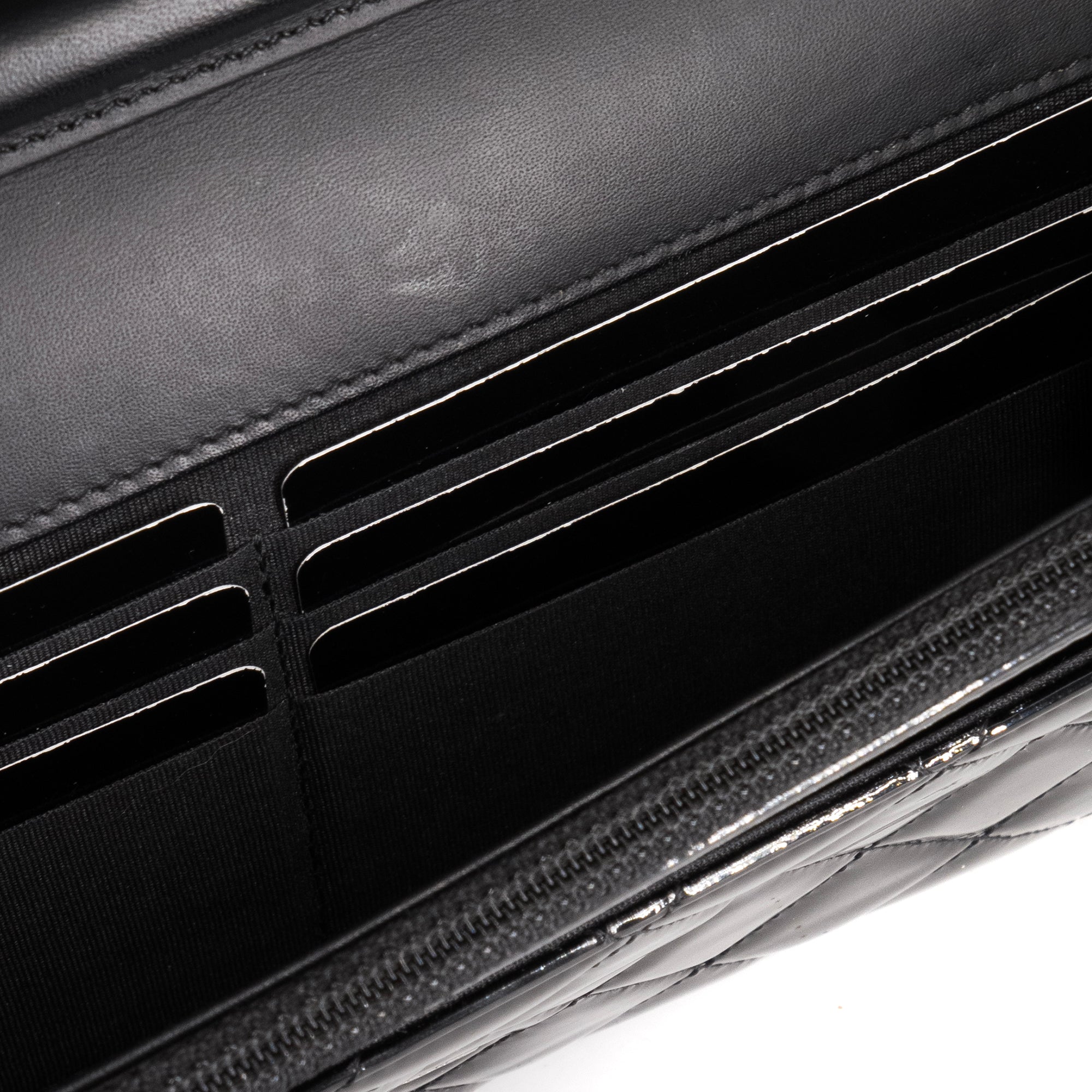 CHANEL - Sac à bandoulière Wallet On Chain Chanel en cuir noir verni