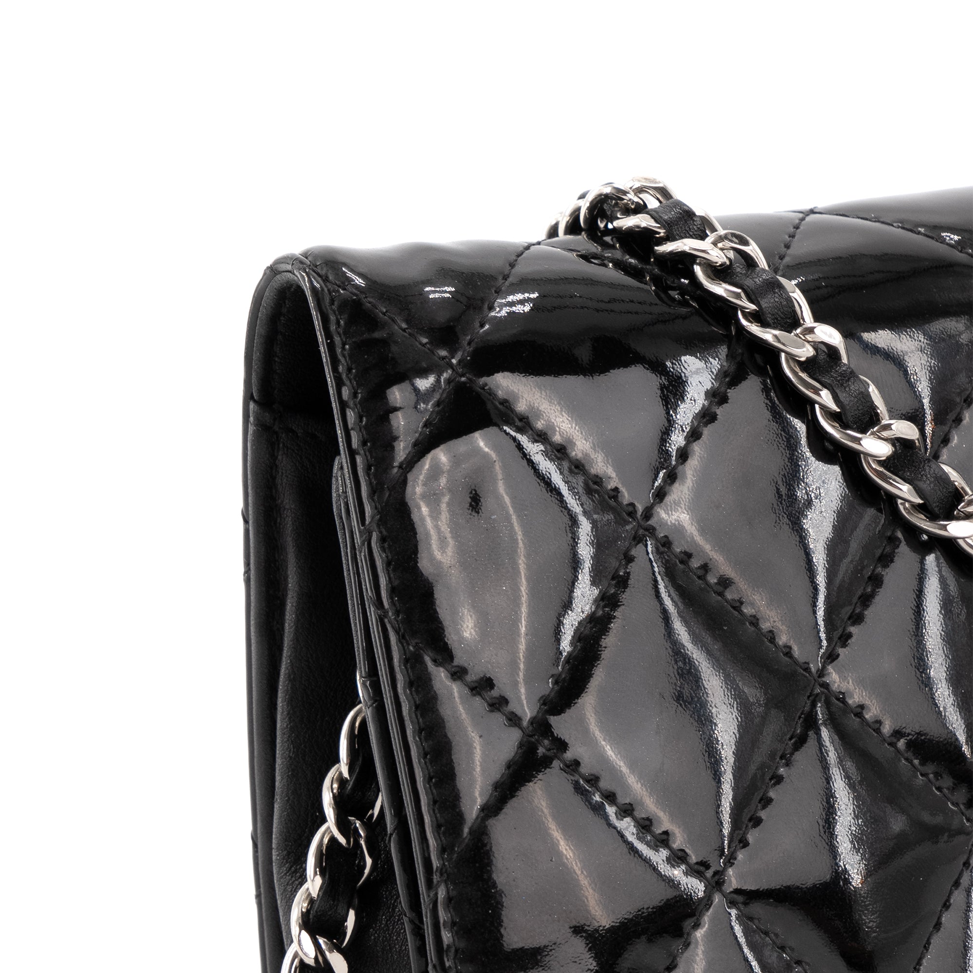 CHANEL - Sac à bandoulière Wallet On Chain Chanel en cuir noir verni