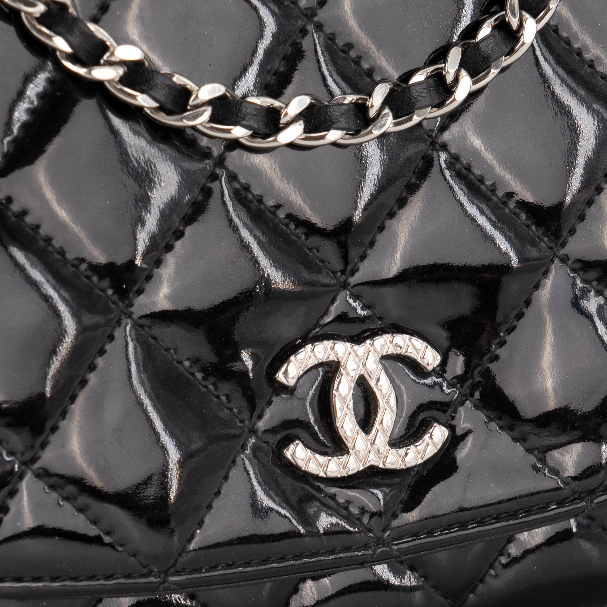 CHANEL - Sac à bandoulière Wallet On Chain Chanel en cuir noir verni