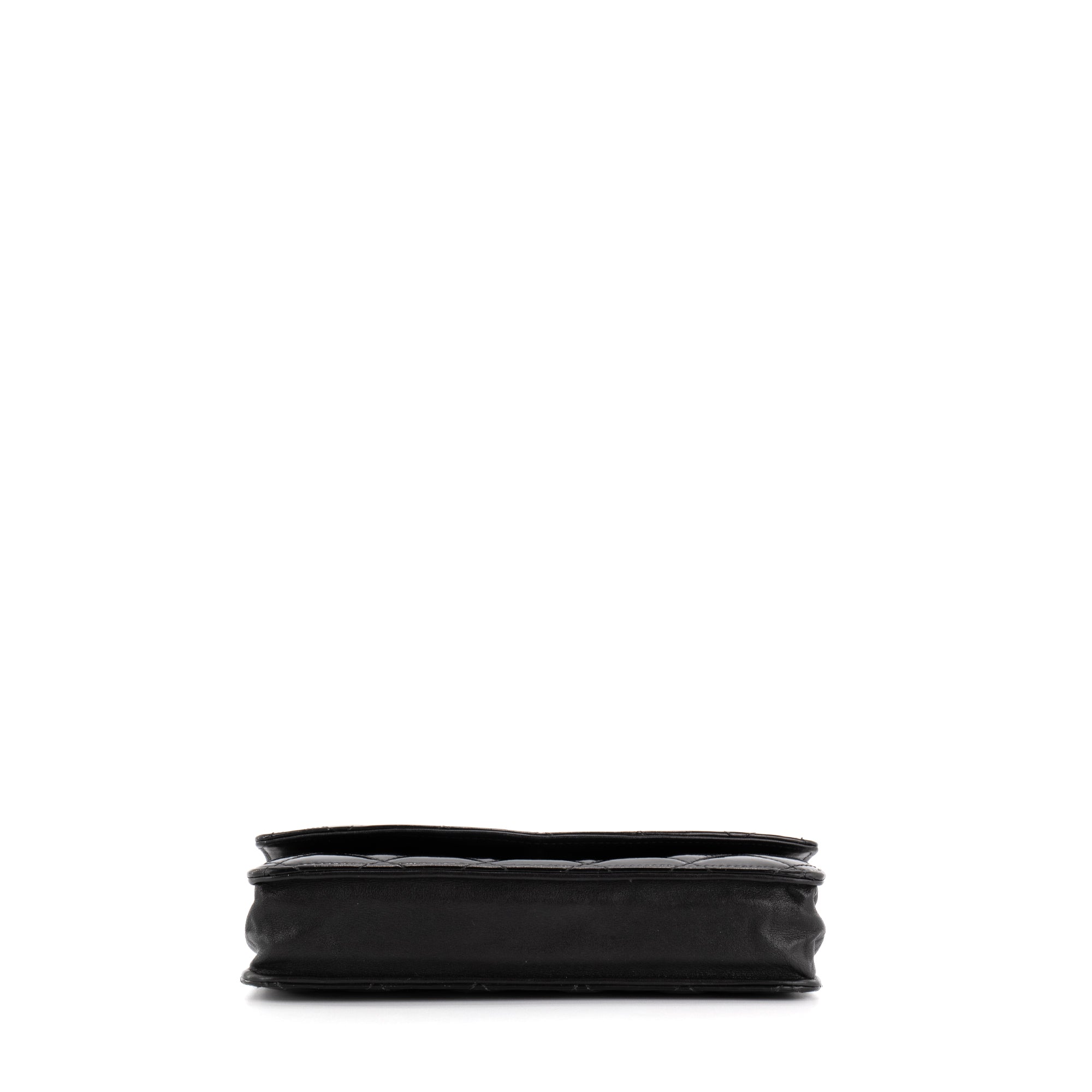 CHANEL - Sac à bandoulière Wallet On Chain Chanel en cuir noir verni