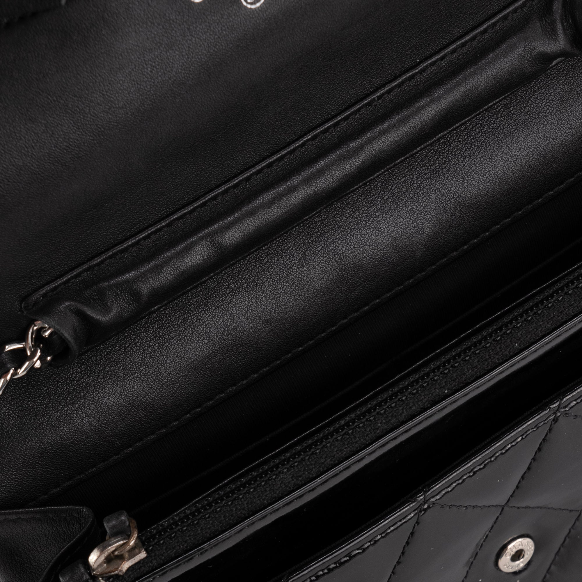 CHANEL - Sac à bandoulière Wallet On Chain Chanel en cuir noir verni