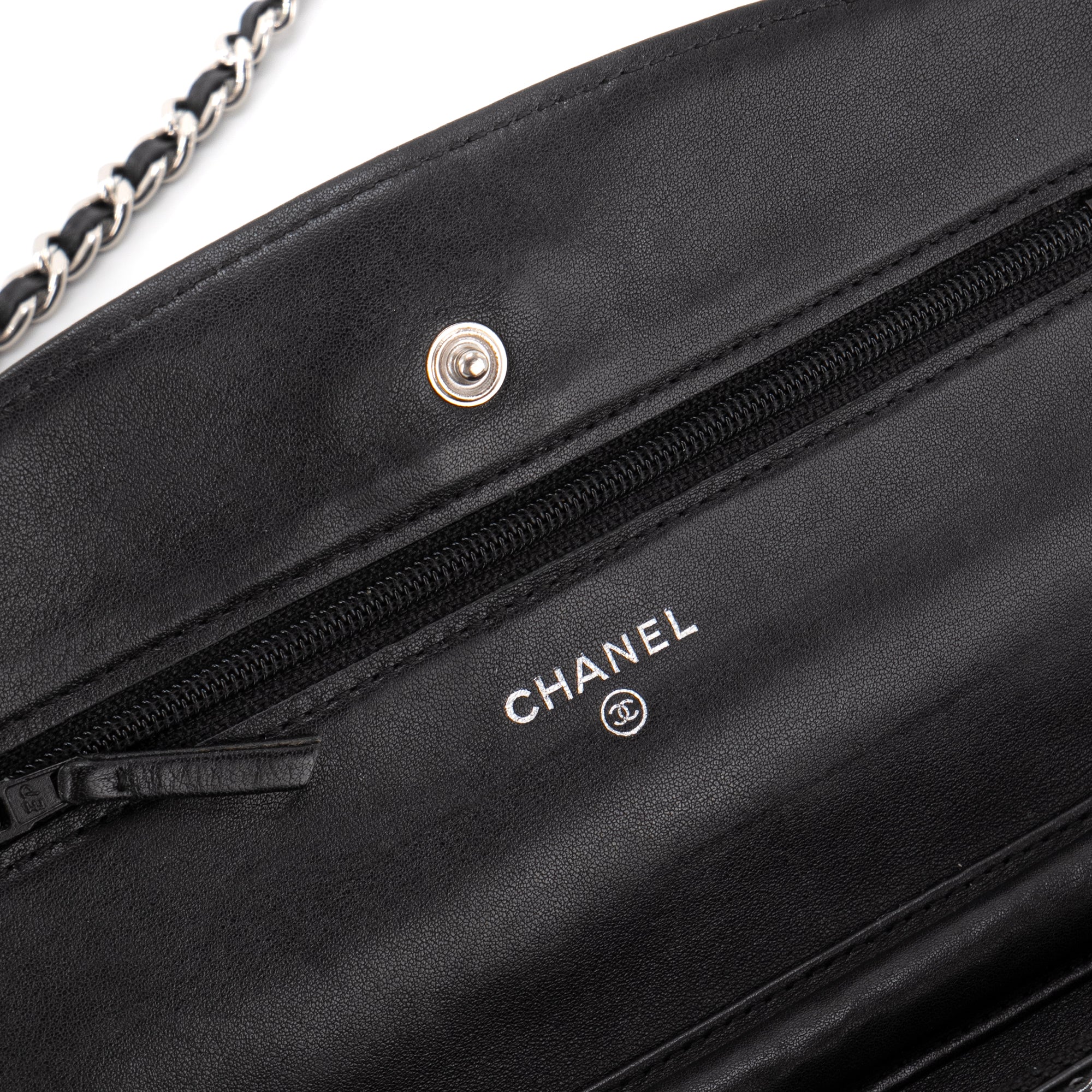 CHANEL - Sac à bandoulière Wallet On Chain Chanel en cuir noir verni