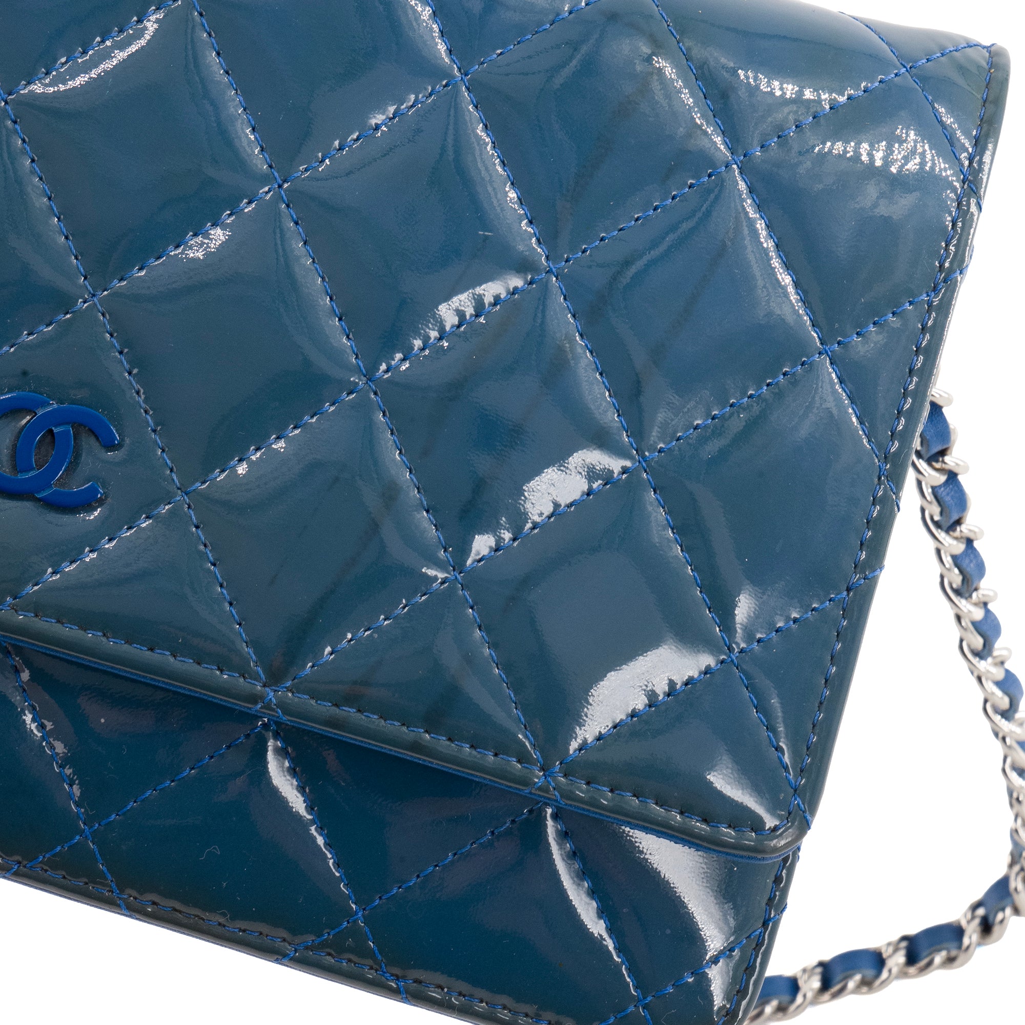 CHANEL - Sac à bandoulière Wallet on Chain Chanel en cuir verni bleu