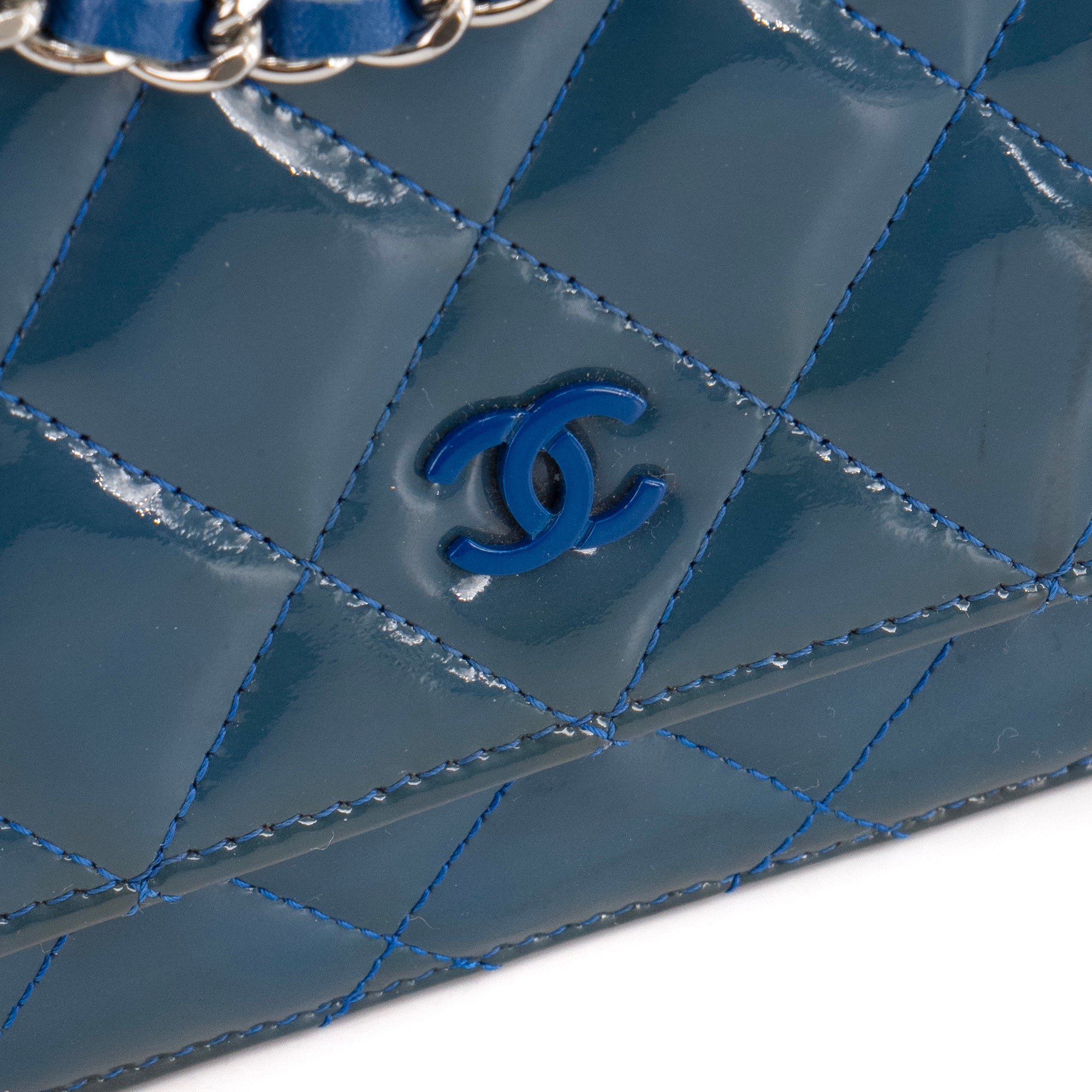 CHANEL - Sac à bandoulière Wallet on Chain Chanel en cuir verni bleu