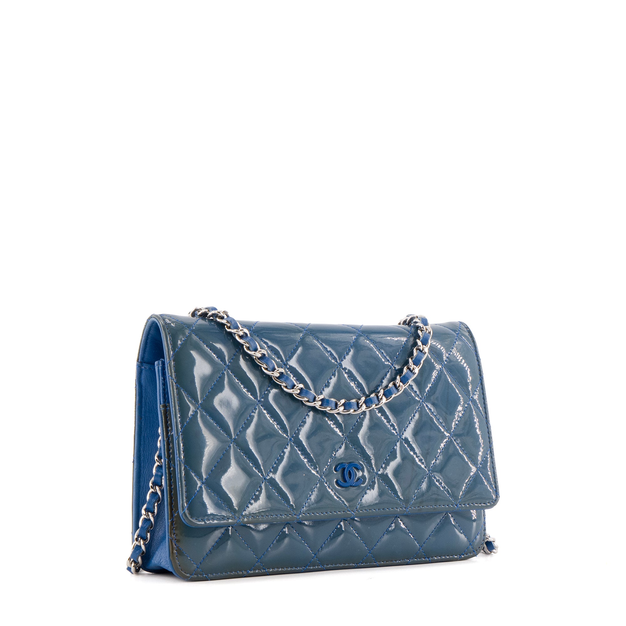 CHANEL - Sac à bandoulière Wallet on Chain Chanel en cuir verni bleu