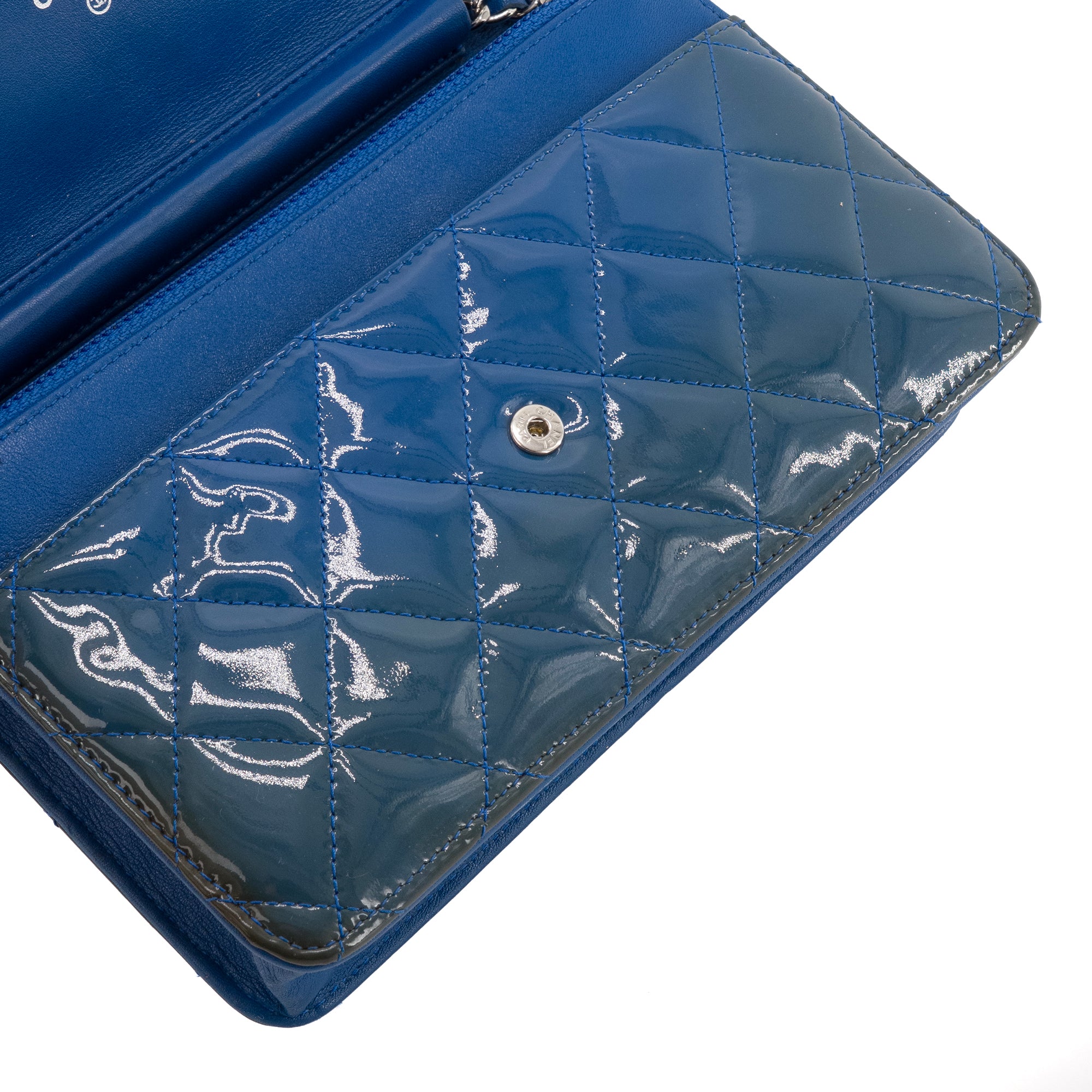 CHANEL - Sac à bandoulière Wallet on Chain Chanel en cuir verni bleu