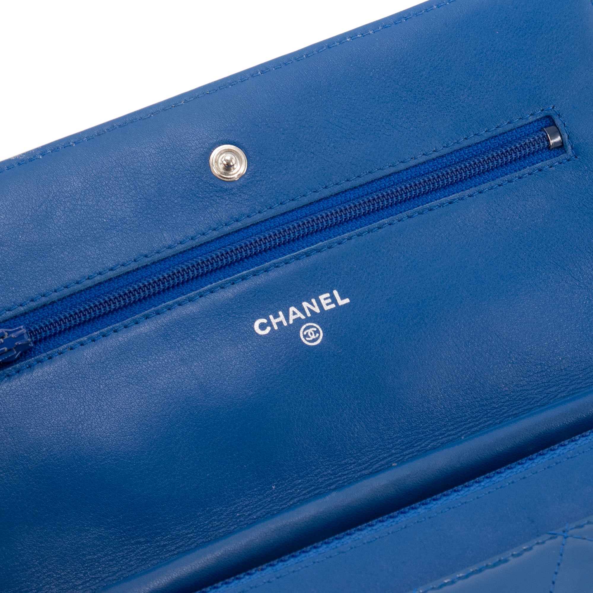 CHANEL - Sac à bandoulière Wallet on Chain Chanel en cuir verni bleu