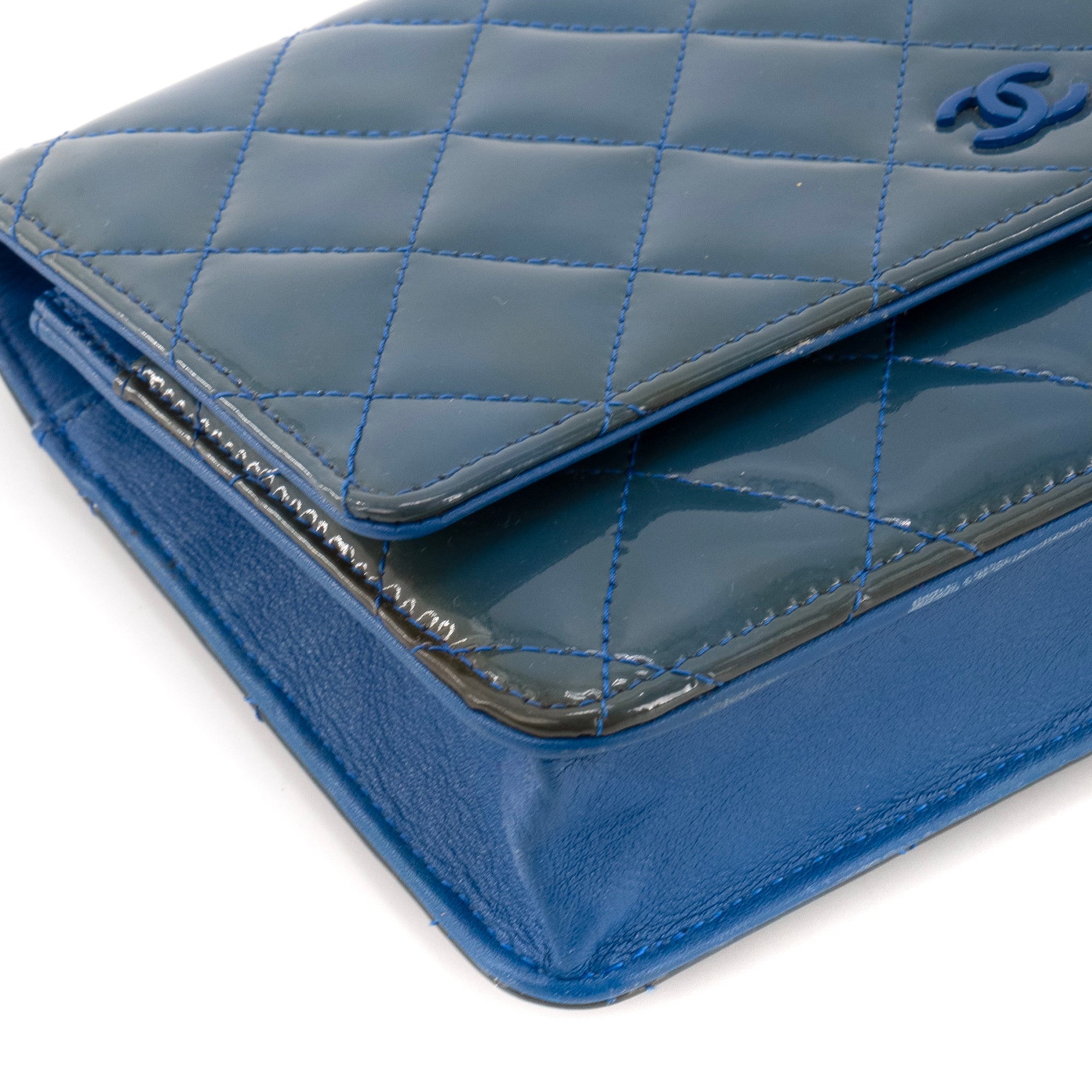 CHANEL - Sac à bandoulière Wallet on Chain Chanel en cuir verni bleu