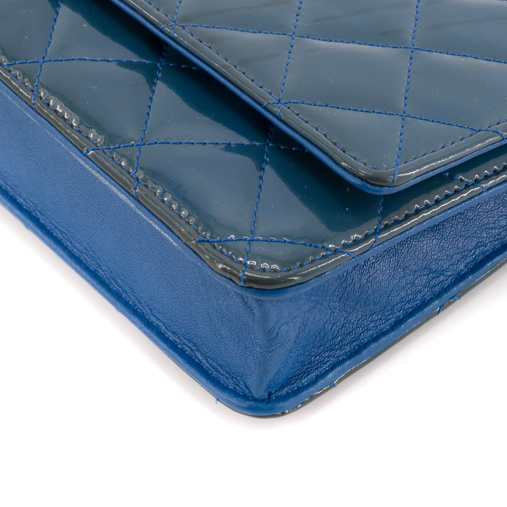 CHANEL - Sac à bandoulière Wallet on Chain Chanel en cuir verni bleu