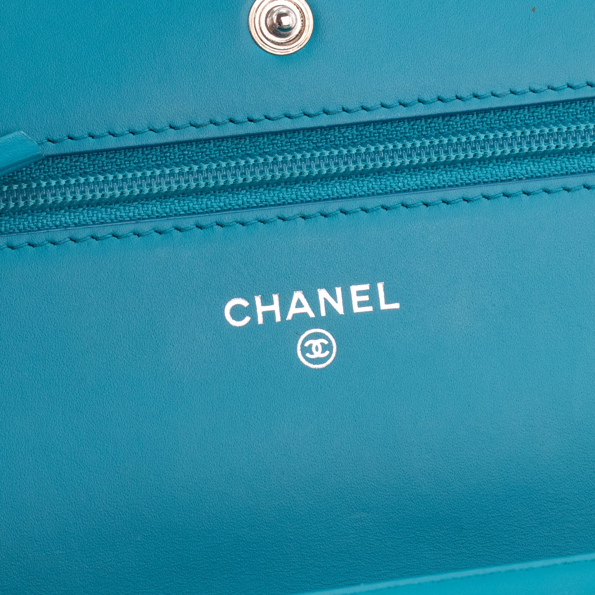 CHANEL - Sac à bandoulière Wallet On Chain Chanel en cuir verni bleu turquoise