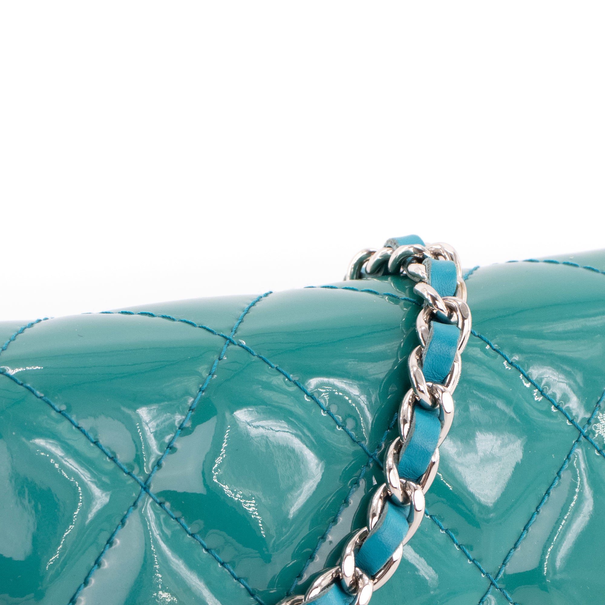 CHANEL - Sac à bandoulière Wallet On Chain Chanel en cuir verni bleu turquoise
