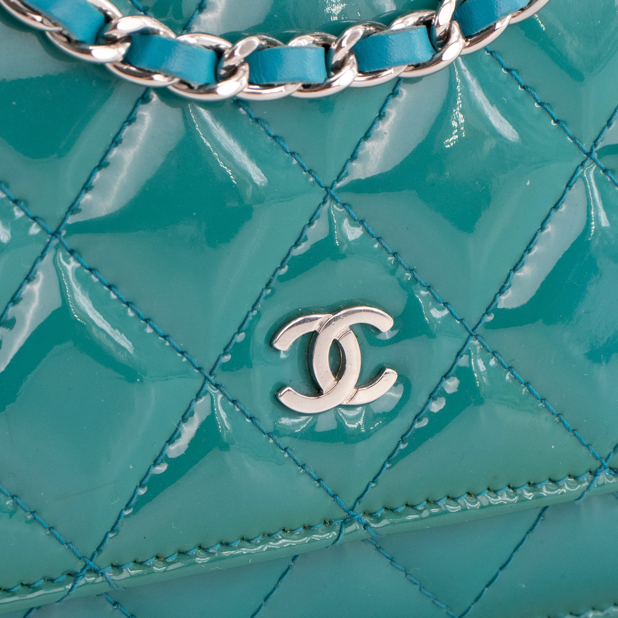 CHANEL - Sac à bandoulière Wallet On Chain Chanel en cuir verni bleu turquoise