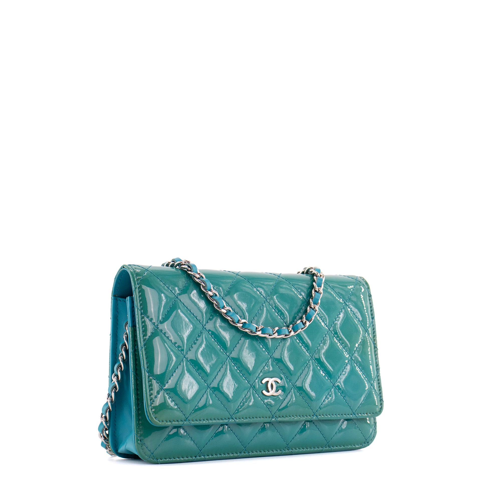 CHANEL - Sac à bandoulière Wallet On Chain Chanel en cuir verni bleu turquoise