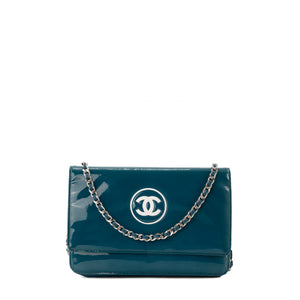 CHANEL - Sac à bandoulière Wallet On Chain Chanel en cuir verni bleu