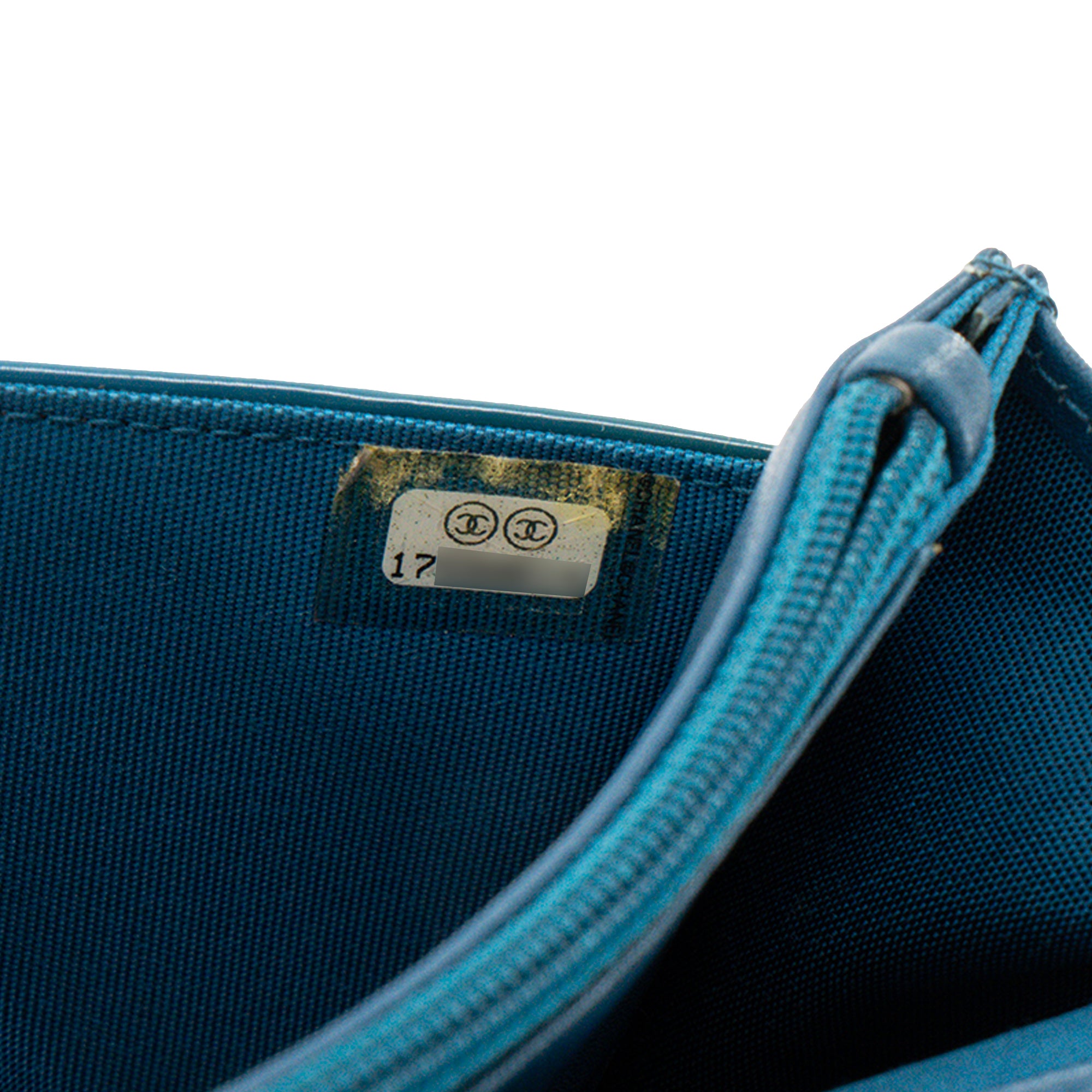 CHANEL - Sac à bandoulière Wallet On Chain Chanel en cuir verni bleu