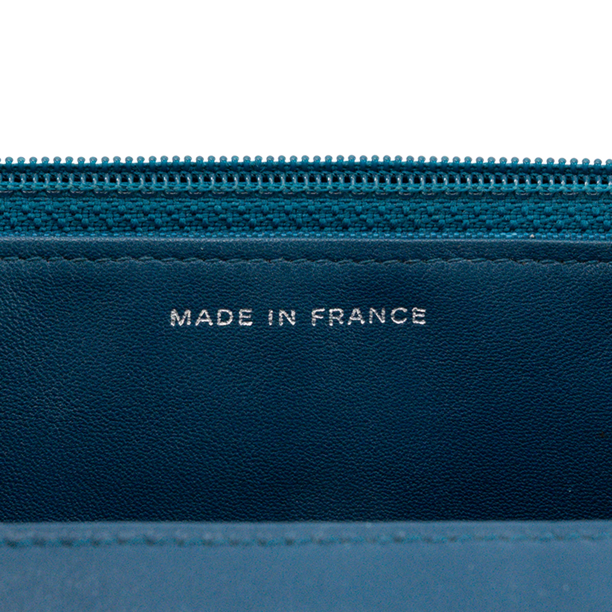 CHANEL - Sac à bandoulière Wallet On Chain Chanel en cuir verni bleu