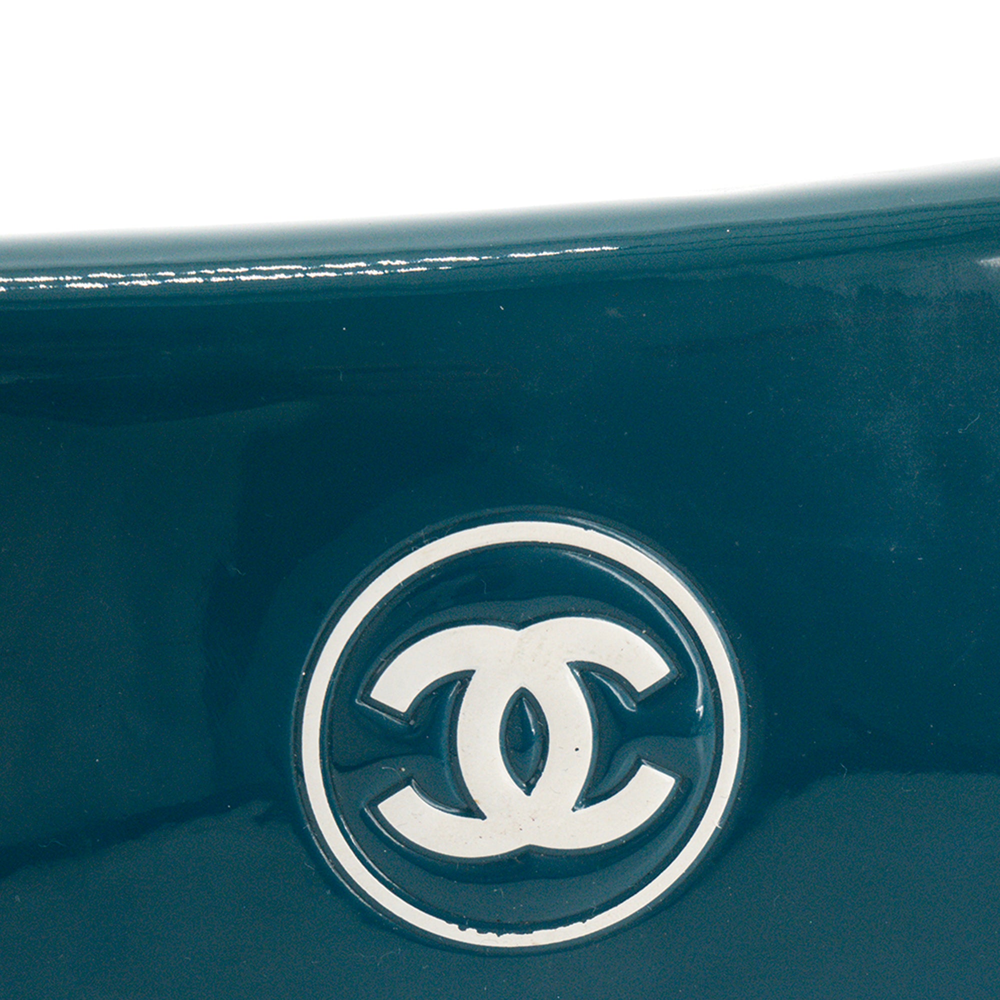 CHANEL - Sac à bandoulière Wallet On Chain Chanel en cuir verni bleu
