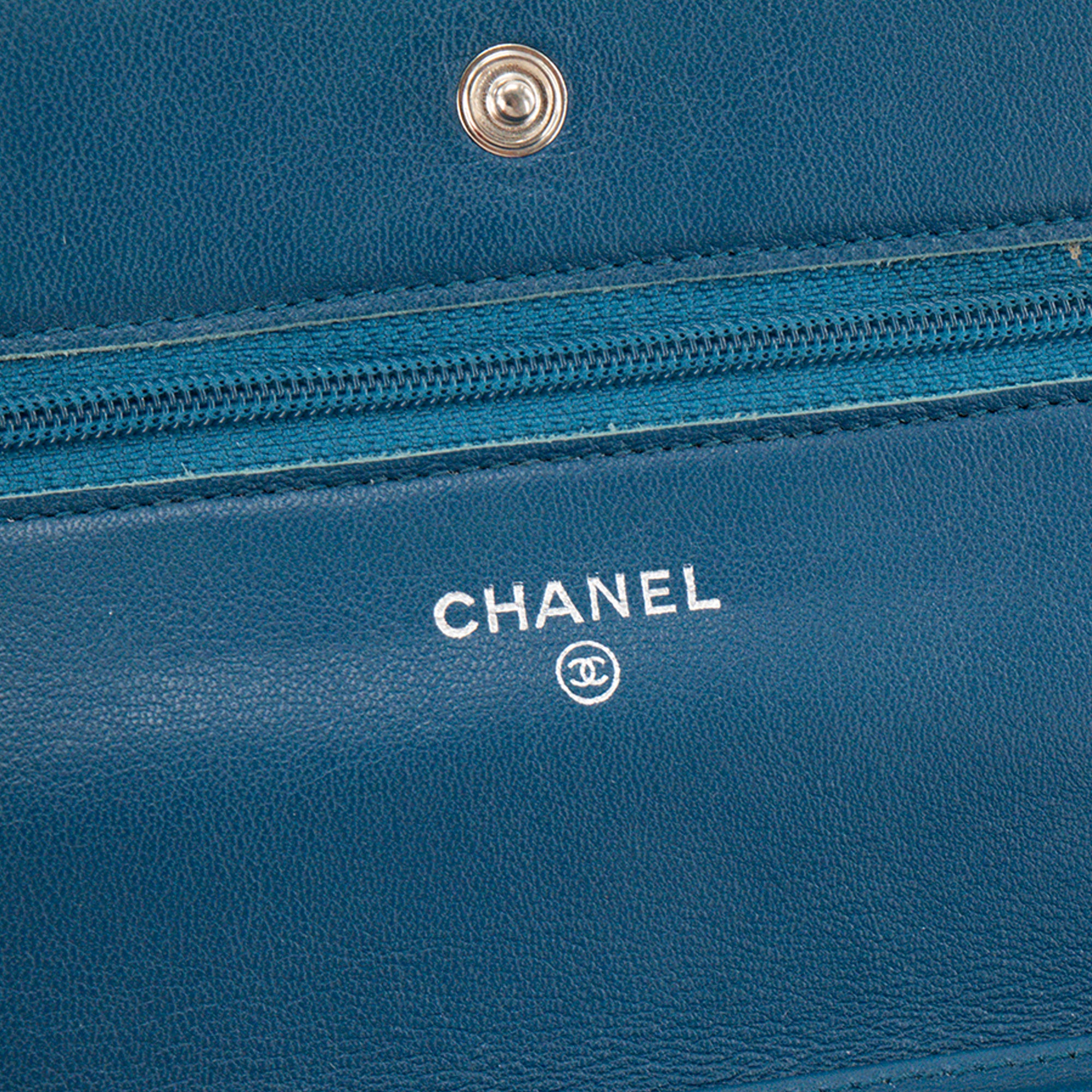 CHANEL - Sac à bandoulière Wallet On Chain Chanel en cuir verni bleu