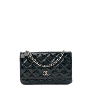 CHANEL - Sac à bandoulière Wallet On Chain Chanel en cuir verni bleu