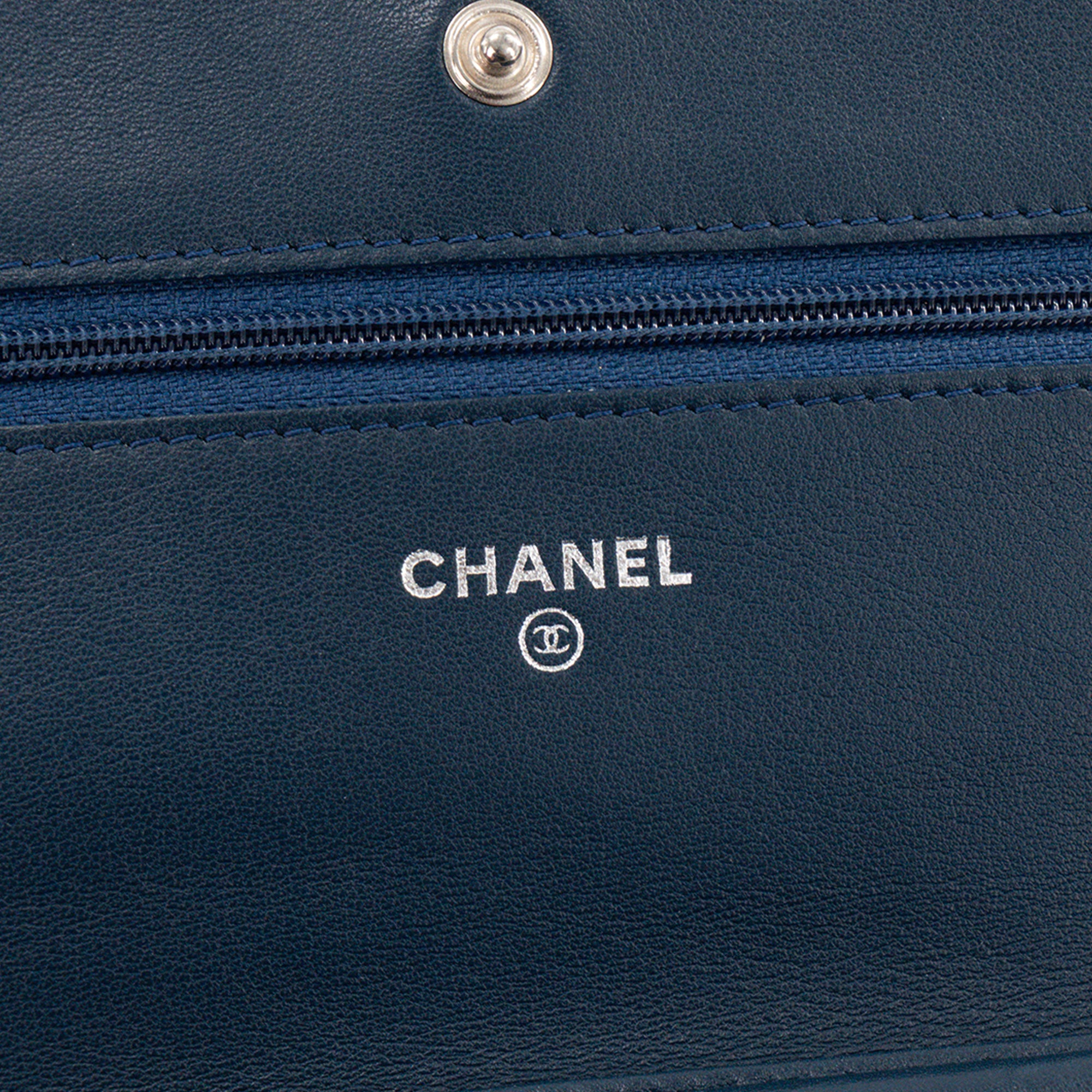 CHANEL - Sac à bandoulière Wallet On Chain Chanel en cuir verni bleu