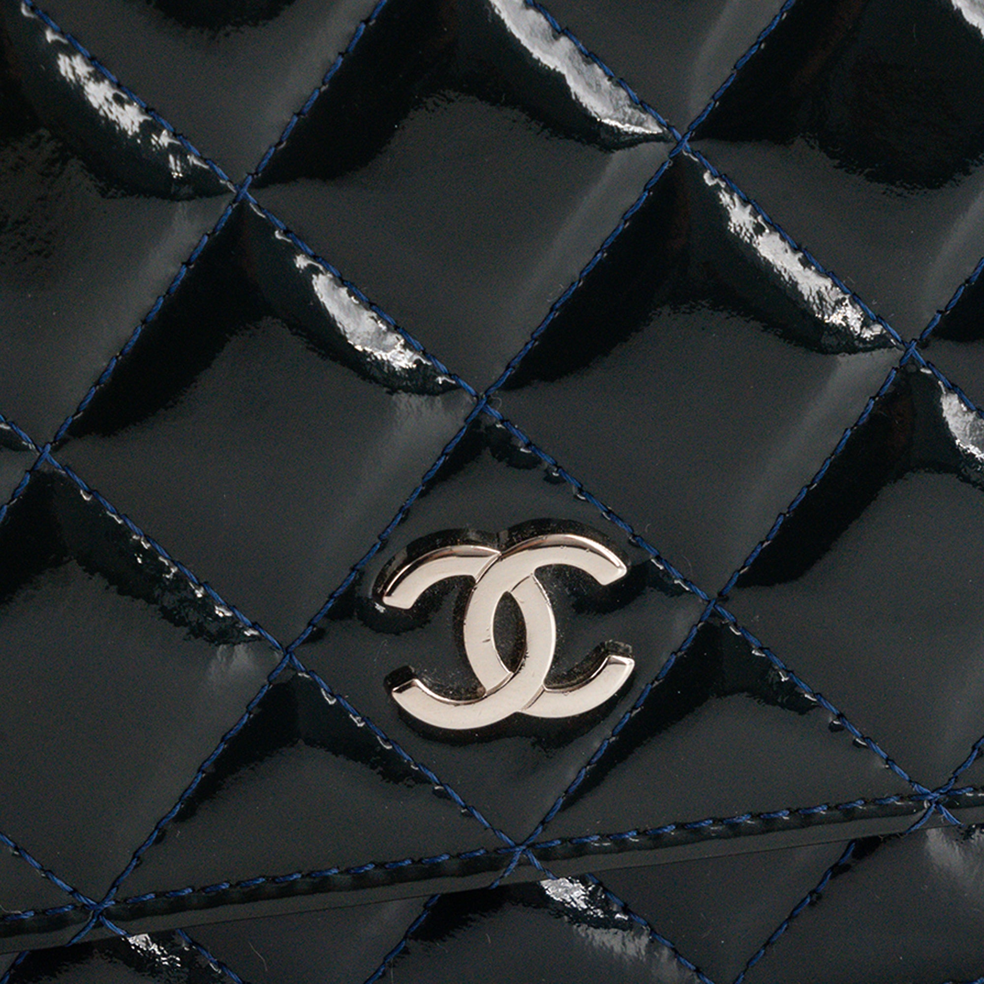 CHANEL - Sac à bandoulière Wallet On Chain Chanel en cuir verni bleu