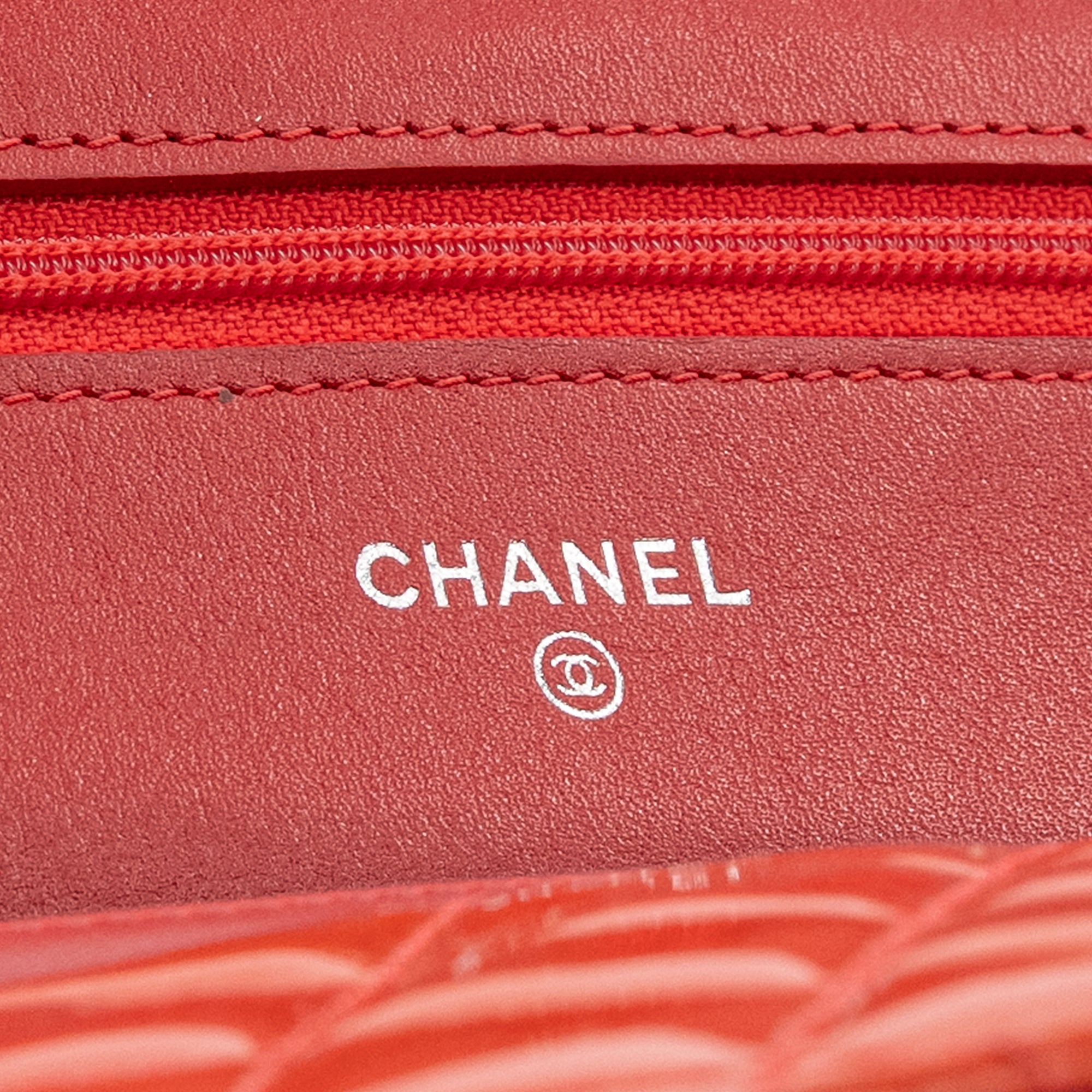 CHANEL - Sac à bandoulière Wallet on Chain Chanel en cuir verni corail