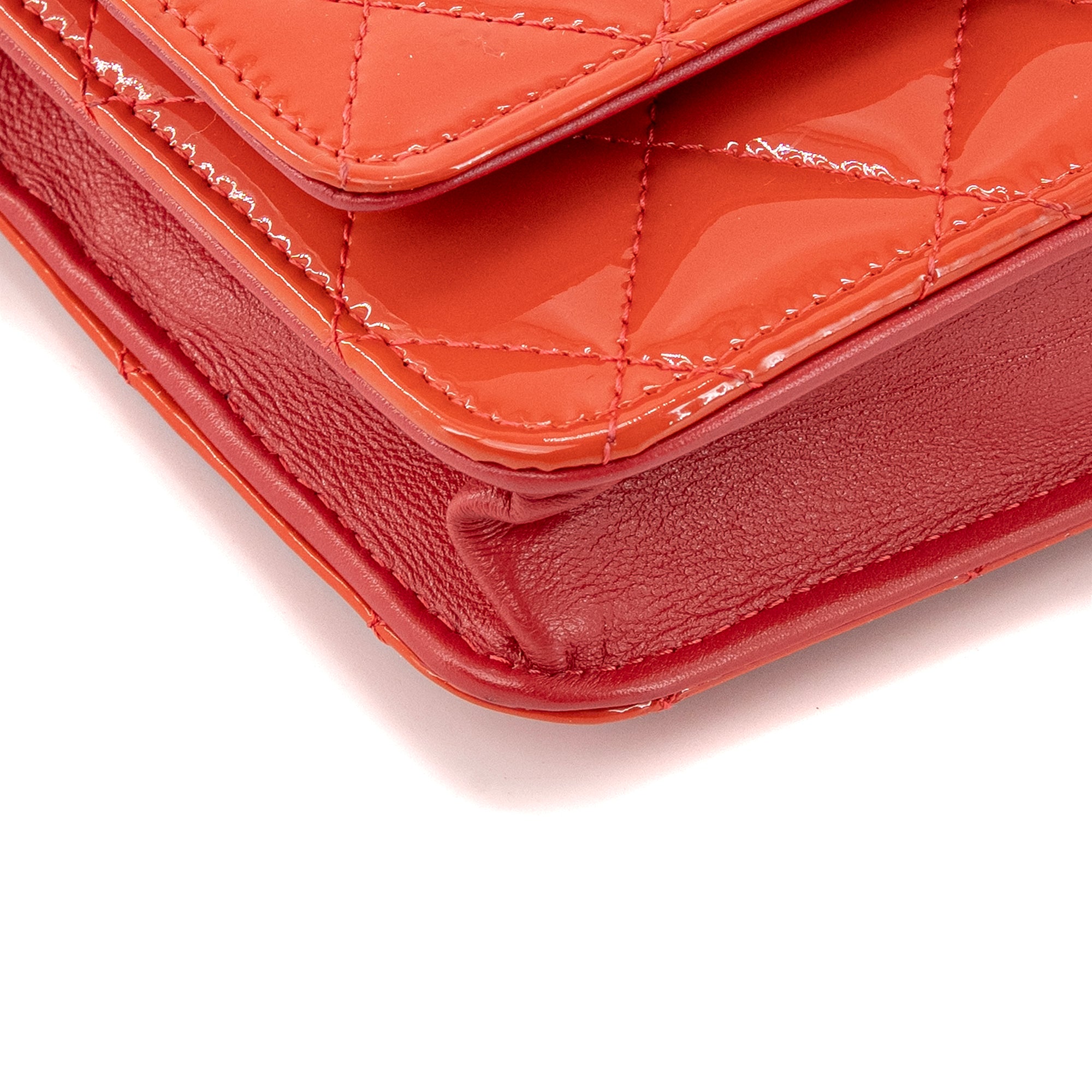 CHANEL - Sac à bandoulière Wallet on Chain Chanel en cuir verni corail