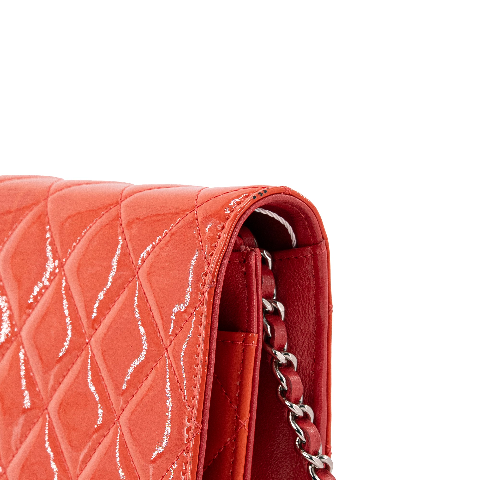 CHANEL - Sac à bandoulière Wallet on Chain Chanel en cuir verni corail