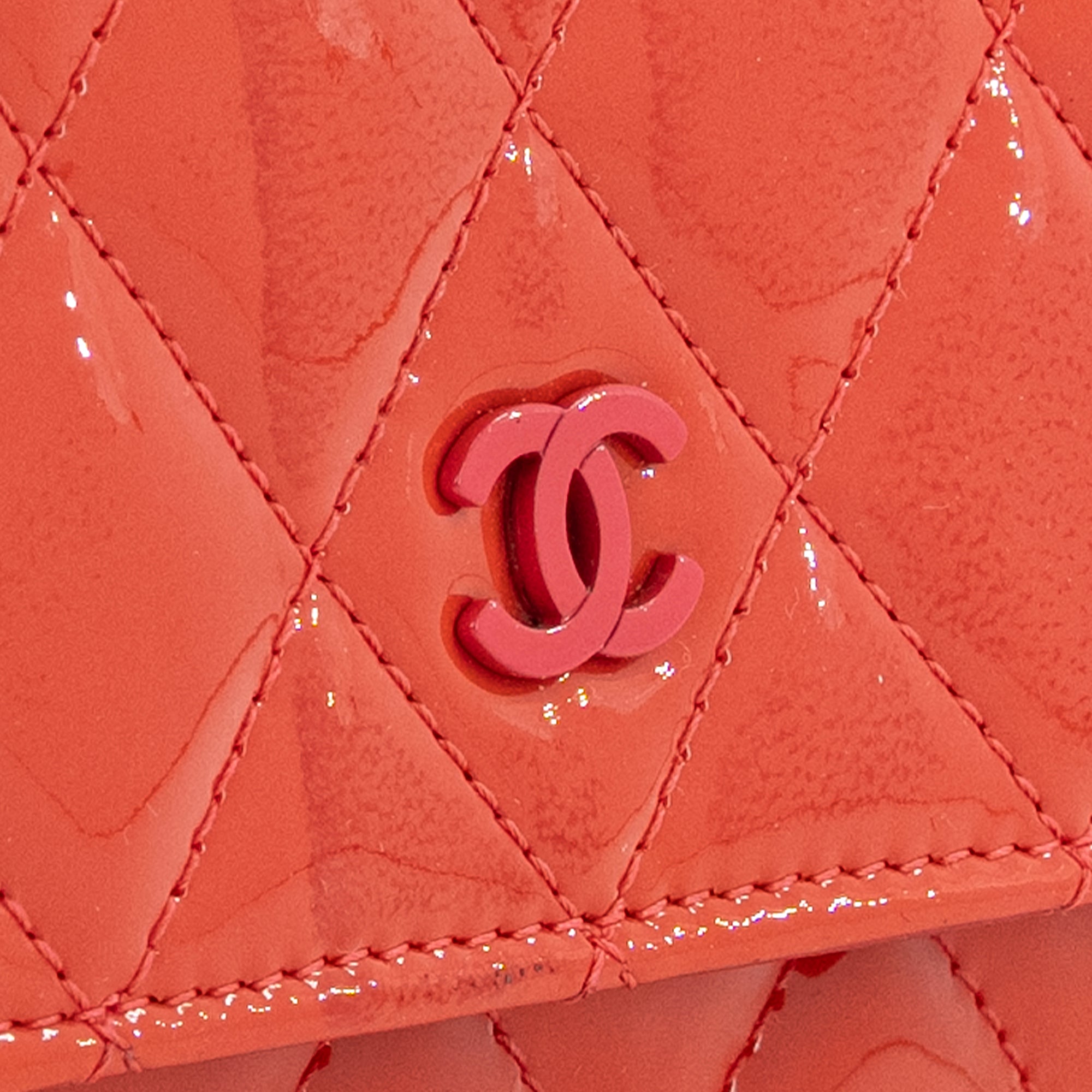 CHANEL - Sac à bandoulière Wallet on Chain Chanel en cuir verni corail