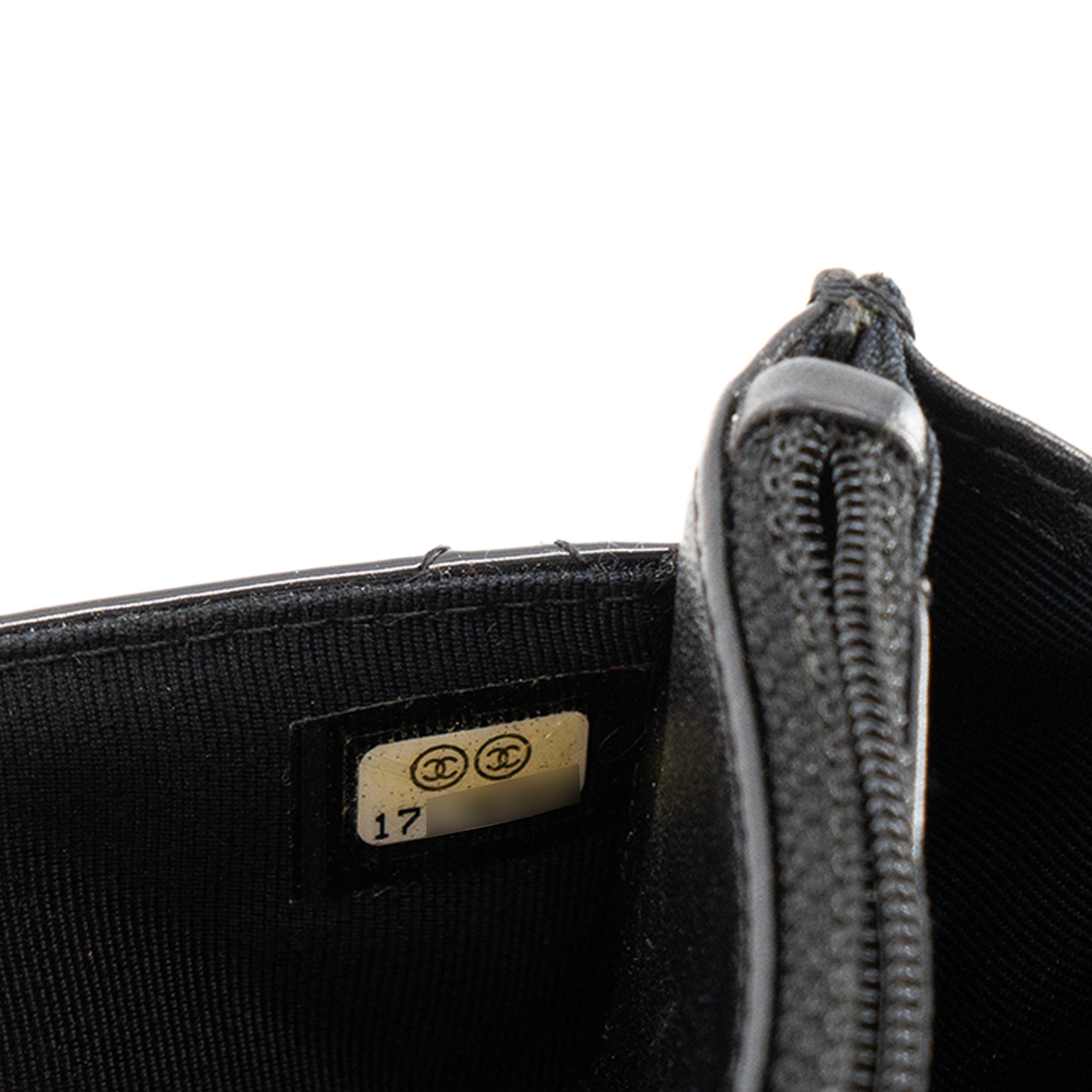 CHANEL - Sac à bandoulière Wallet On Chain Chanel en cuir verni noir