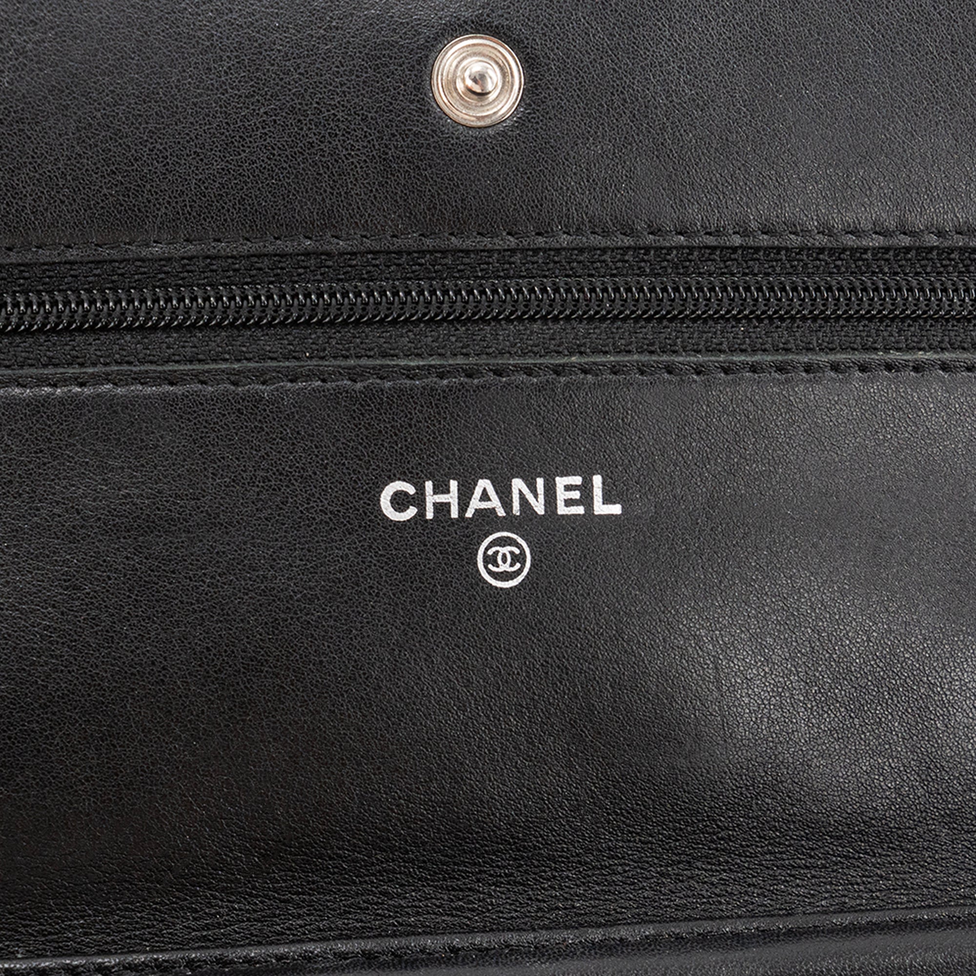 CHANEL - Sac à bandoulière Wallet On Chain Chanel en cuir verni noir